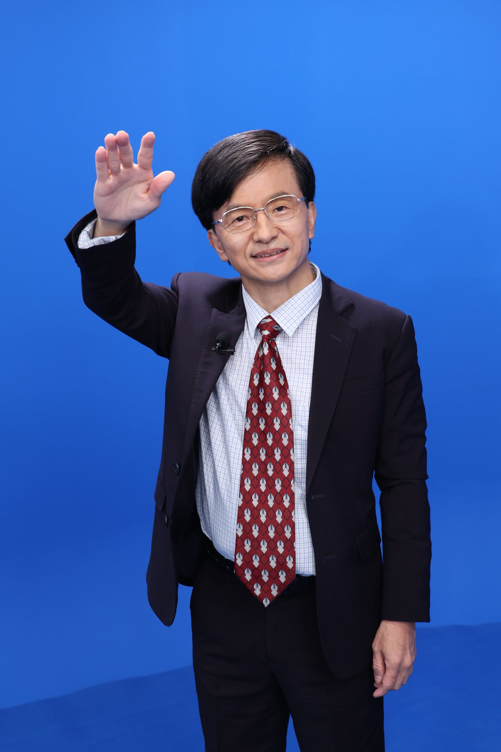 唐從聖暌違多年再扮阿匾為好友郭子乾《鄉民大學問》100集站台。鄉民大學問提供