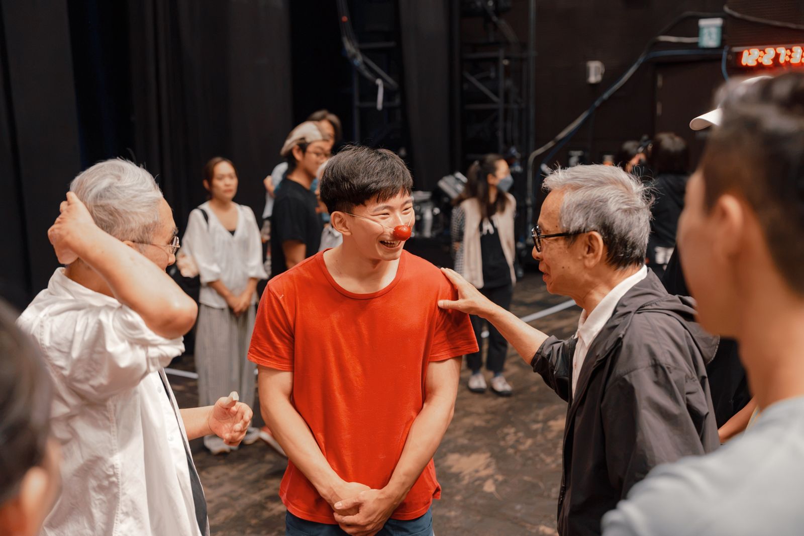 爬7公尺高空倒立!吳念真攜三代朝聖馬戲大戲 林懷民聽他一句話改結局