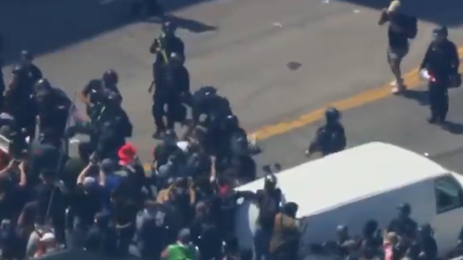 警民衝突持續。圖/翻自@Breaking911升溫