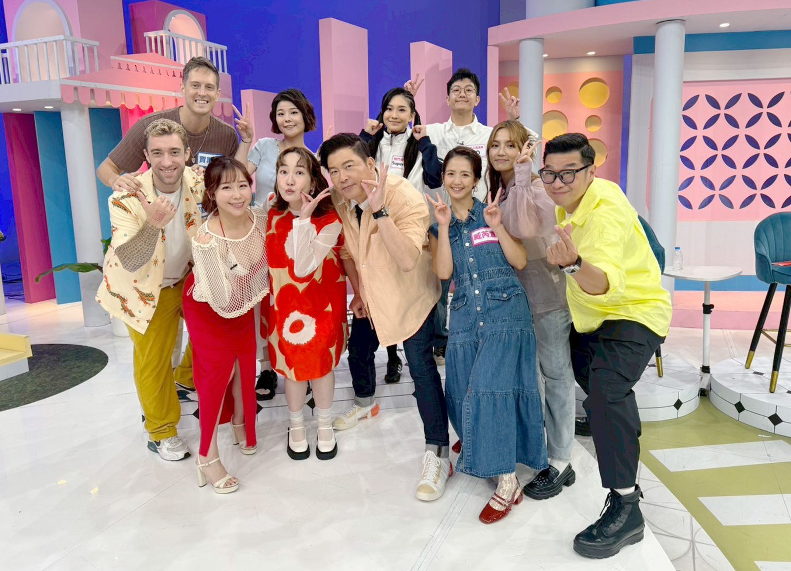 《女王大人》美食大評比,(下排左起)餒狸、小百合、巴鈺、曾國城、臧芮萱、Dora、馬力歐;上排左起)賈斯汀、評審團旅遊網紅Kimmy、格鬥寶貝SuperBaby、阿Q。緯來提供