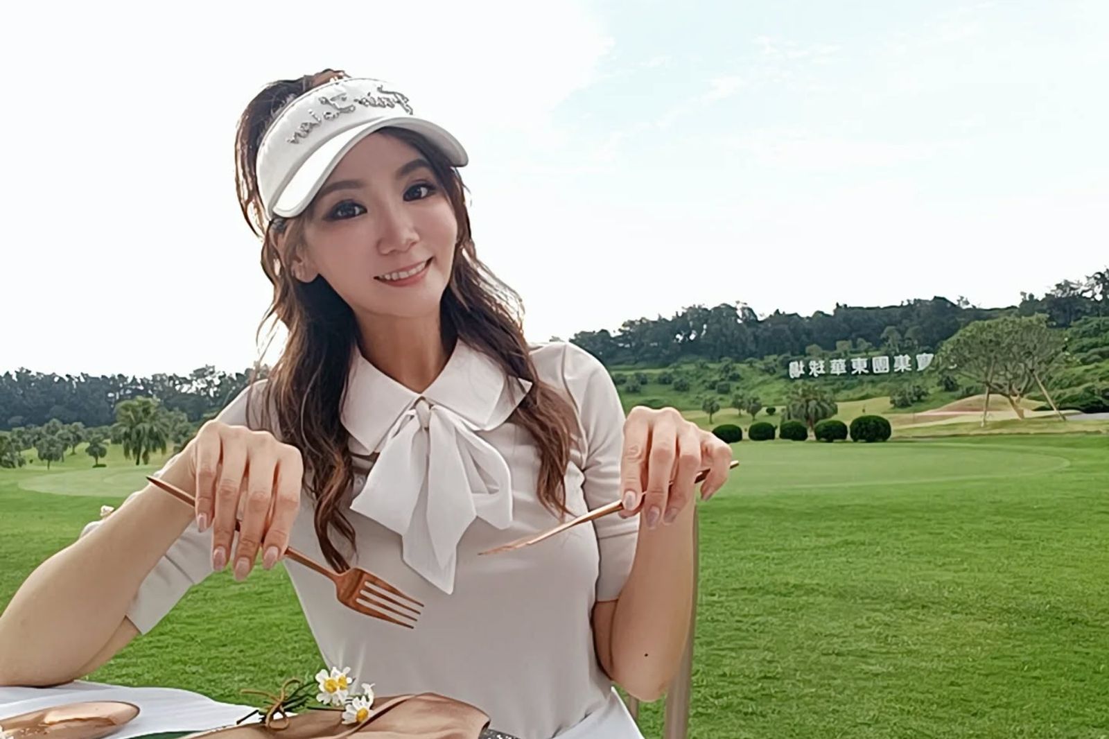 主播邱薇而搭高鐵商務艙遭質疑逃票　怒控服務差、刪文掀熱議