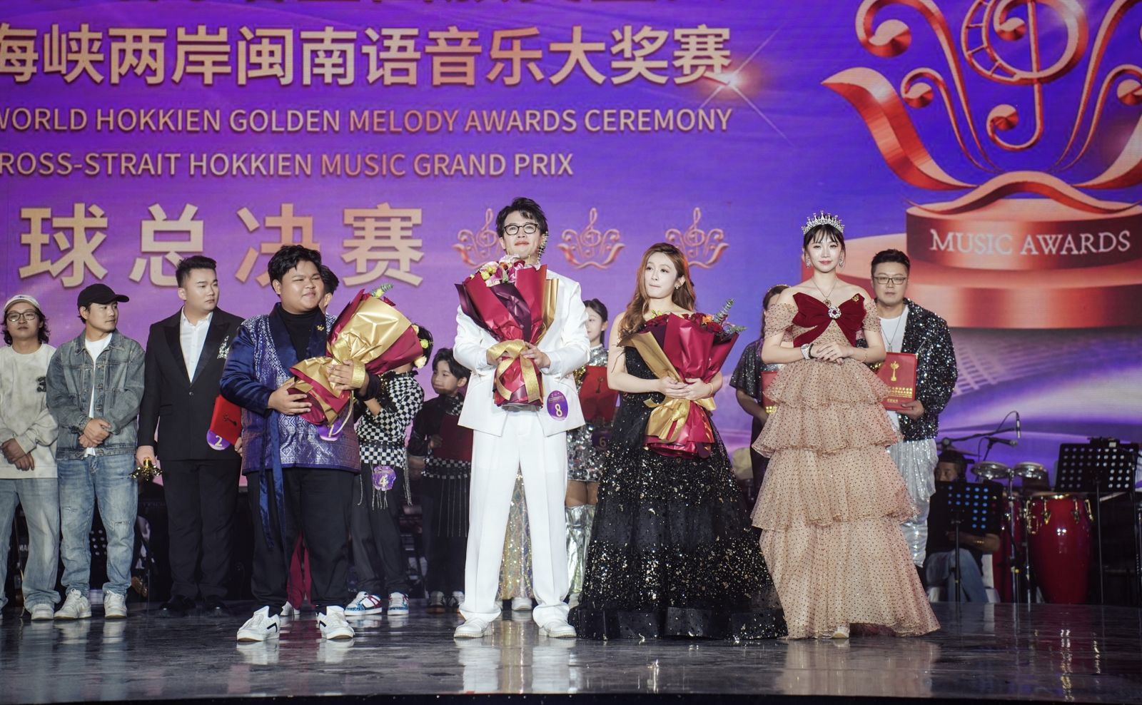 陳思瑋（前排中）以些微差距擊敗馬來西來廖韵宜（前排右）、印尼選手吉良，奪得世界冠軍。世界閩南語金曲盛典組委會、長興影視提供