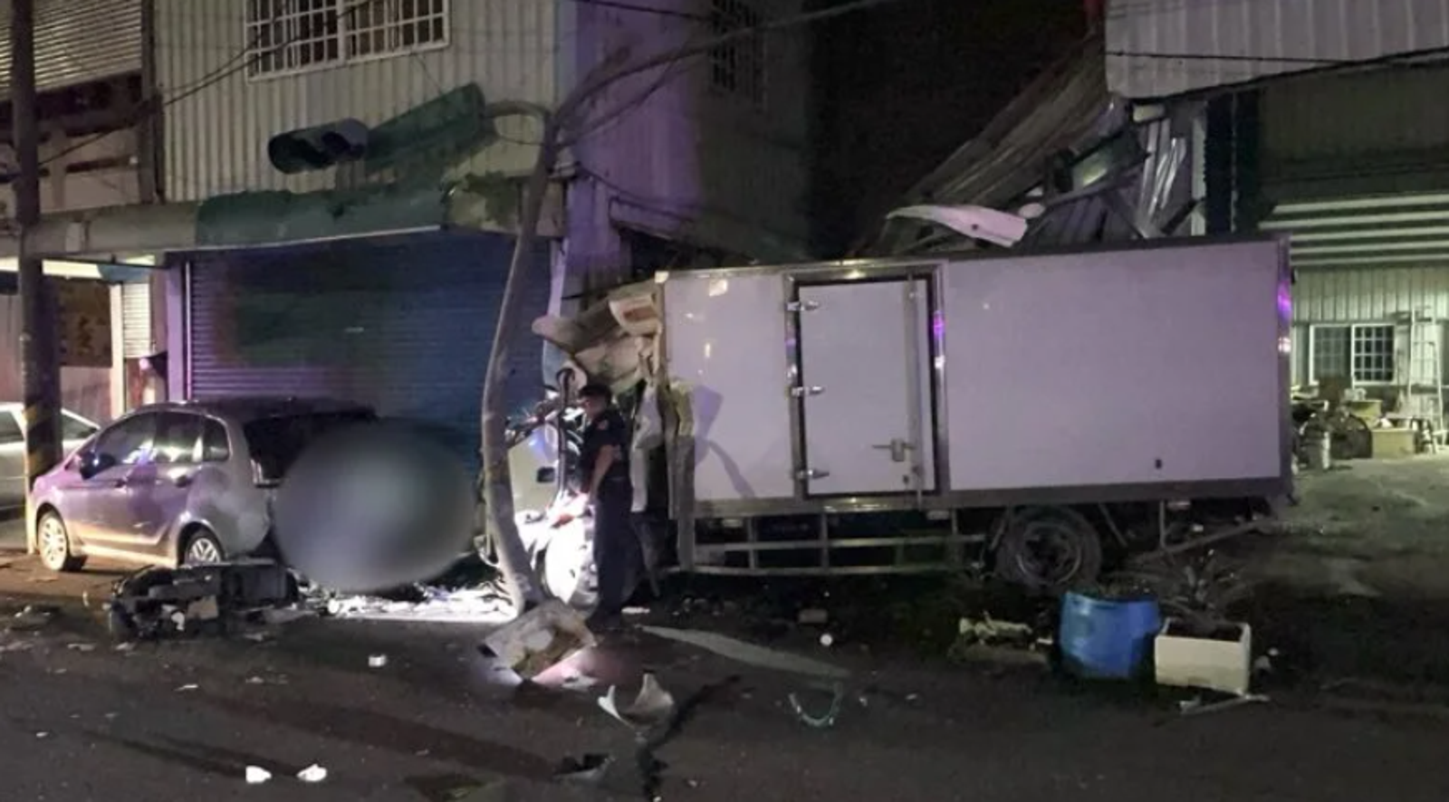 清明貨量爆增司機累垮 24歲運將返家自撞 3車、2戶民宅受災