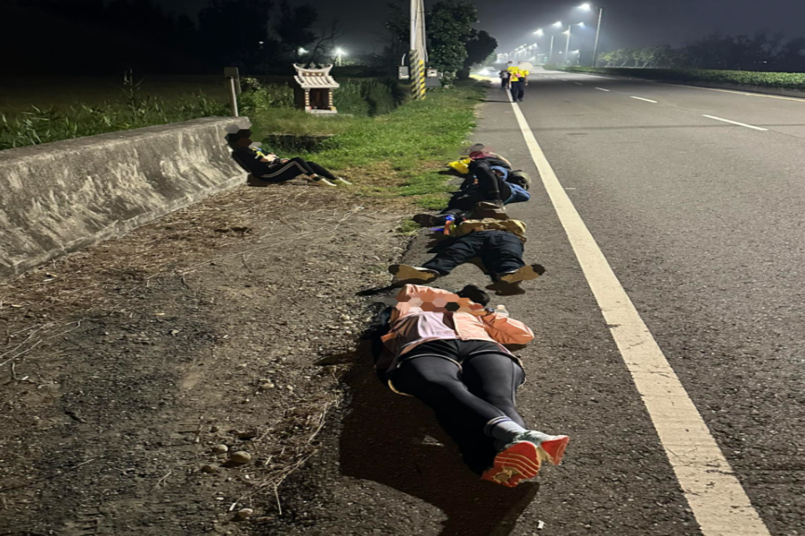 追不上粉紅超跑！民眾見「落隊組」睡路邊　直呼：超危險