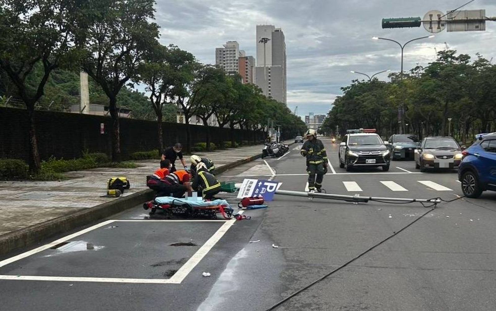 快訊/南港車站外共享機車自撞號誌桿 現場血跡斑斑騎士命危送醫