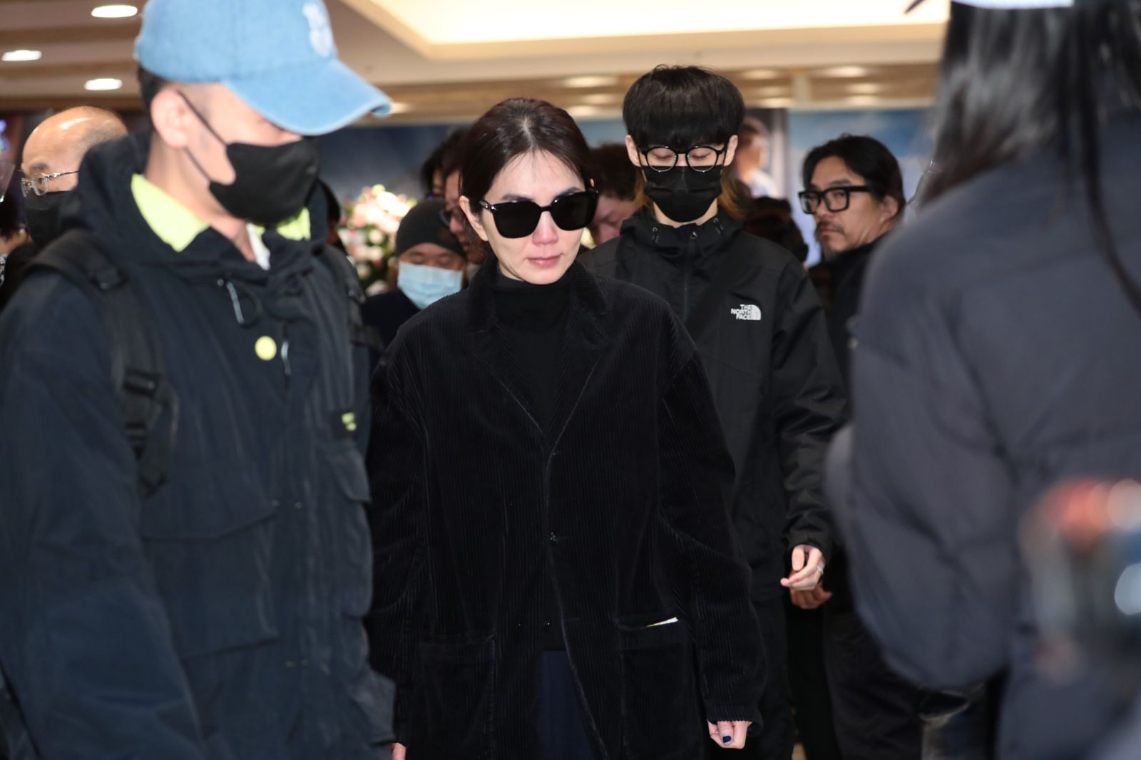 直擊／送別恩師袁惟仁！Ella趕抵告別式哭到泣不成聲　《星光幫》唯一現身是她　