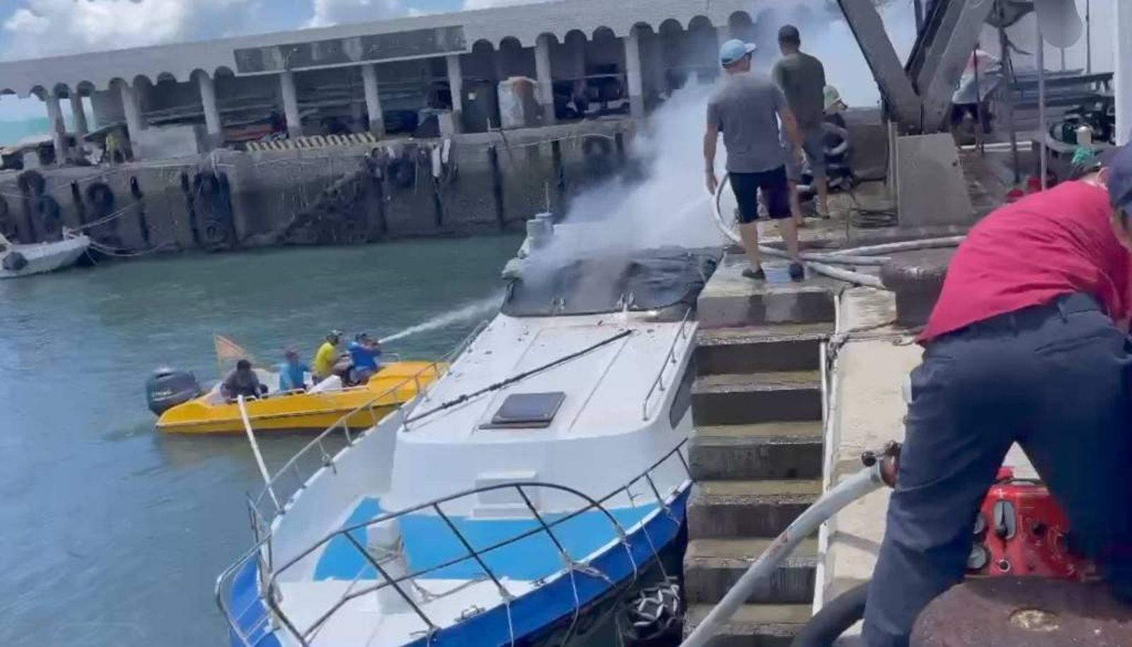 有片／澎湖鳥嶼火燒船！載客遊艇突起火燒成廢鐵　1男跳海逃生