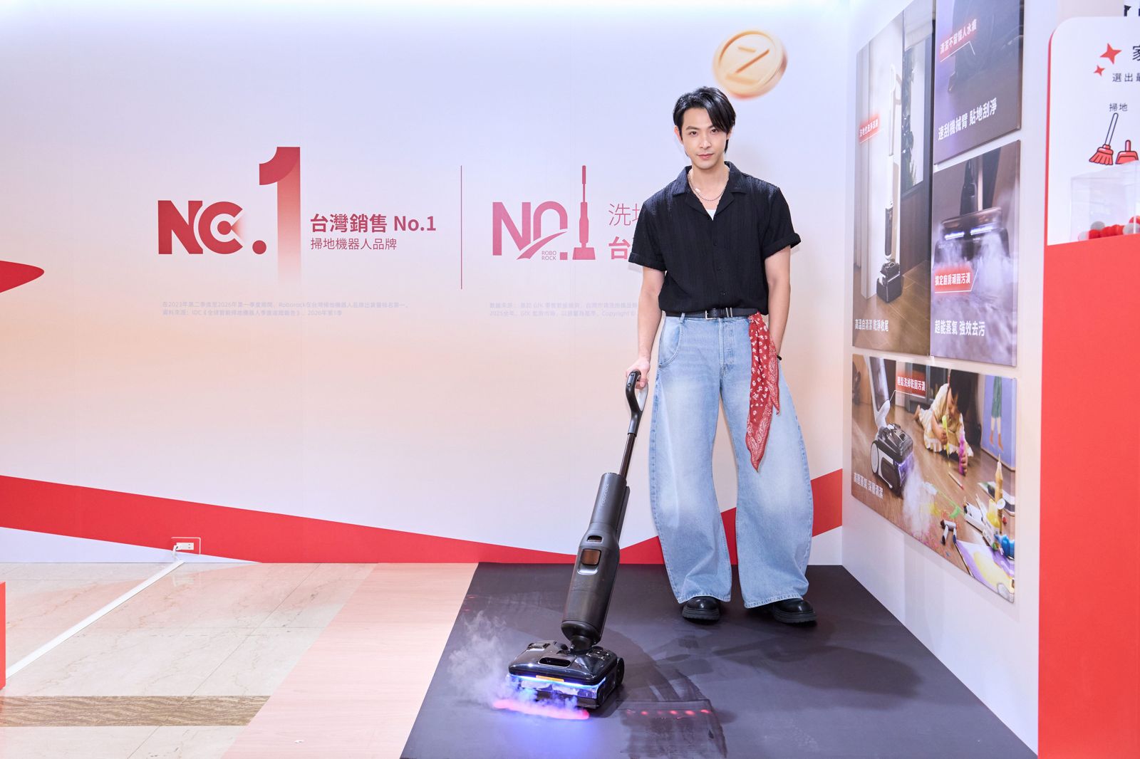 連晨翔現場示範洗地機操作。圖/石頭科技