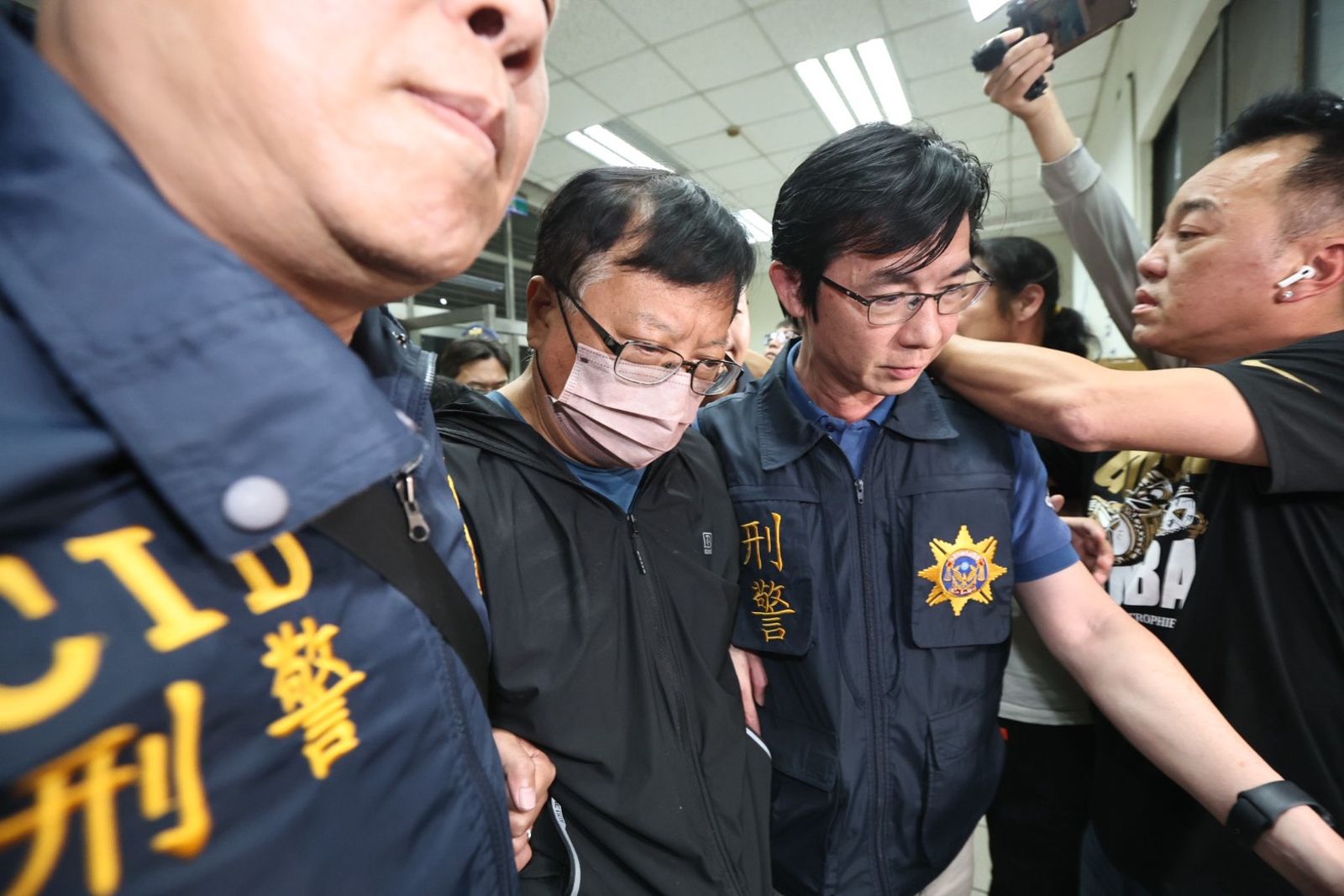 最貪執行長徐漢躲台東金針山荒僻民宿化身「園藝大師」　被逮哀求「我有心臟病、不要壓太用力」