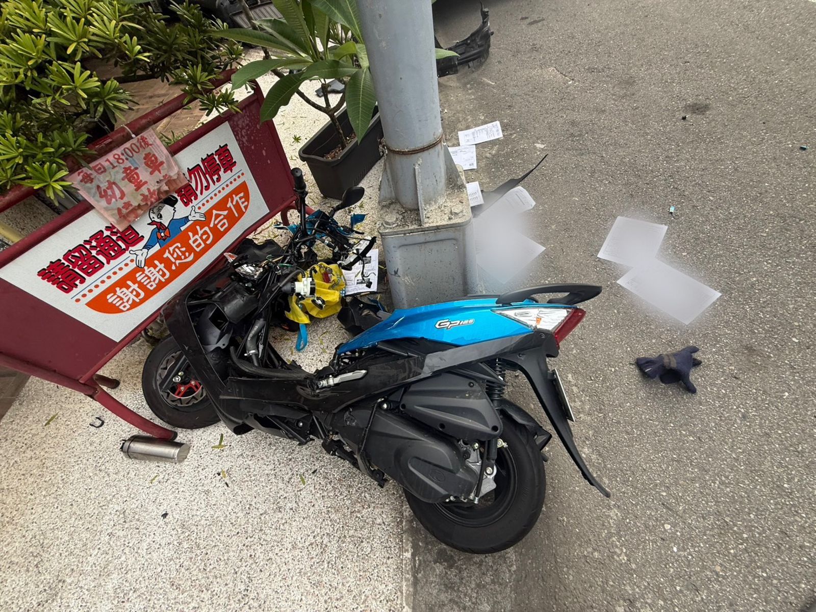 唐男的機車被撞毀。民眾提供