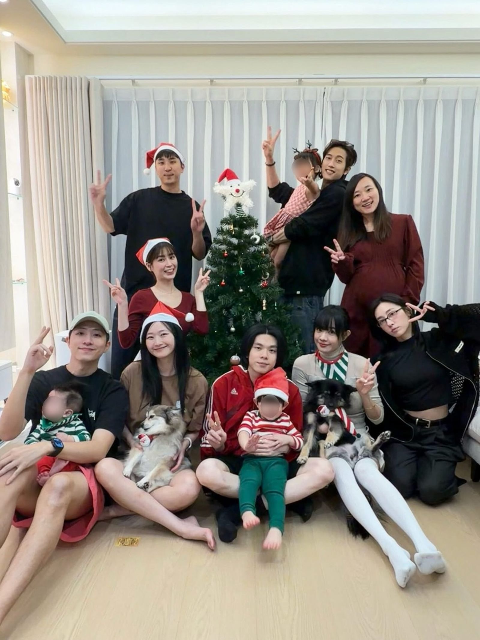 范姜彥豐（後右）與胡釋安（後左）、楊孟霖（前左起）、晏柔中、席惟倫（前右）等友人共度耶誕節。翻攝范姜彥豐臉書