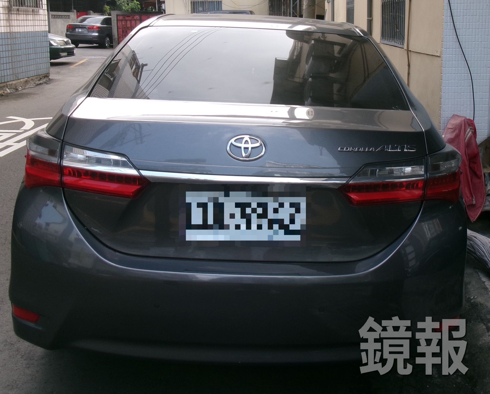 台中男子欠稅多年未繳,執行署依車籍資料找到他買的二手轎車,當場依法查封。圖/法務部執行署台中分署提供