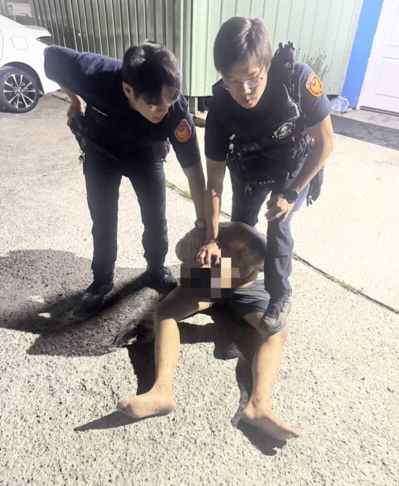 疑似吸毒停車場「起乩」亂舞! 裸男持槍砸車被壓制 警查扣毒咖啡包