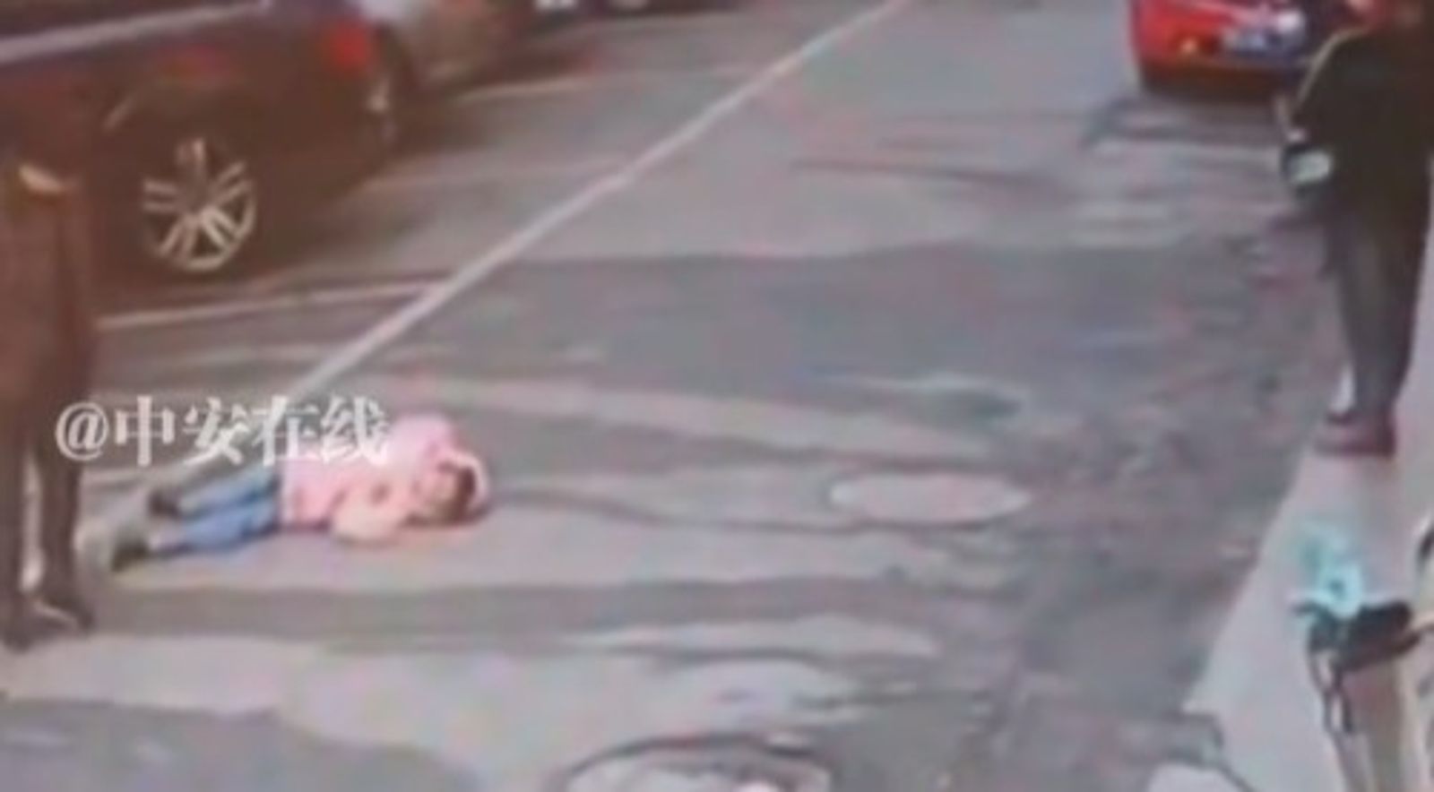 她送女兒回前夫家後躲起來…女童找不到媽媽「崩潰大哭倒地」休克身亡！