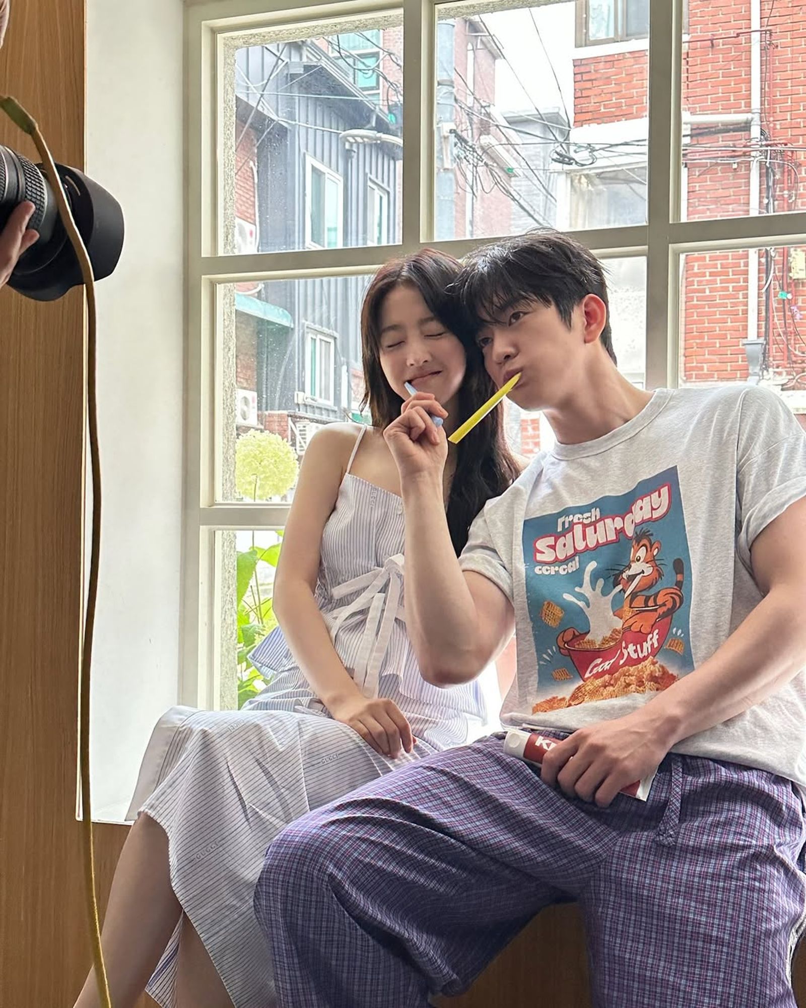 朴寶英（左）與朴珍榮穿著睡衣，靠著頭刷牙。翻攝IG@boyoung0212_official