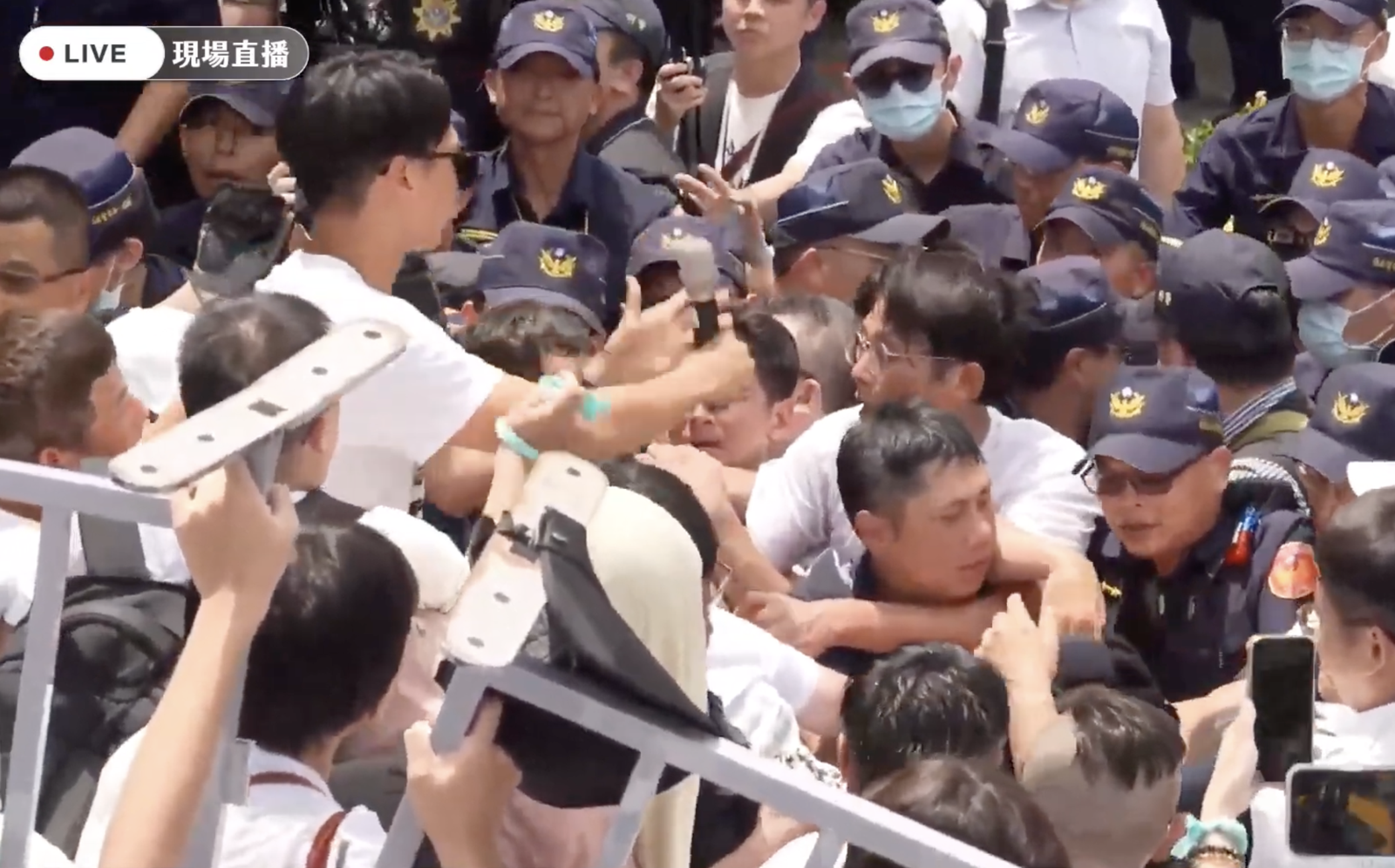 黃國昌勒脖警員畫面引發爭議。圖/翻攝自民眾之聲YT