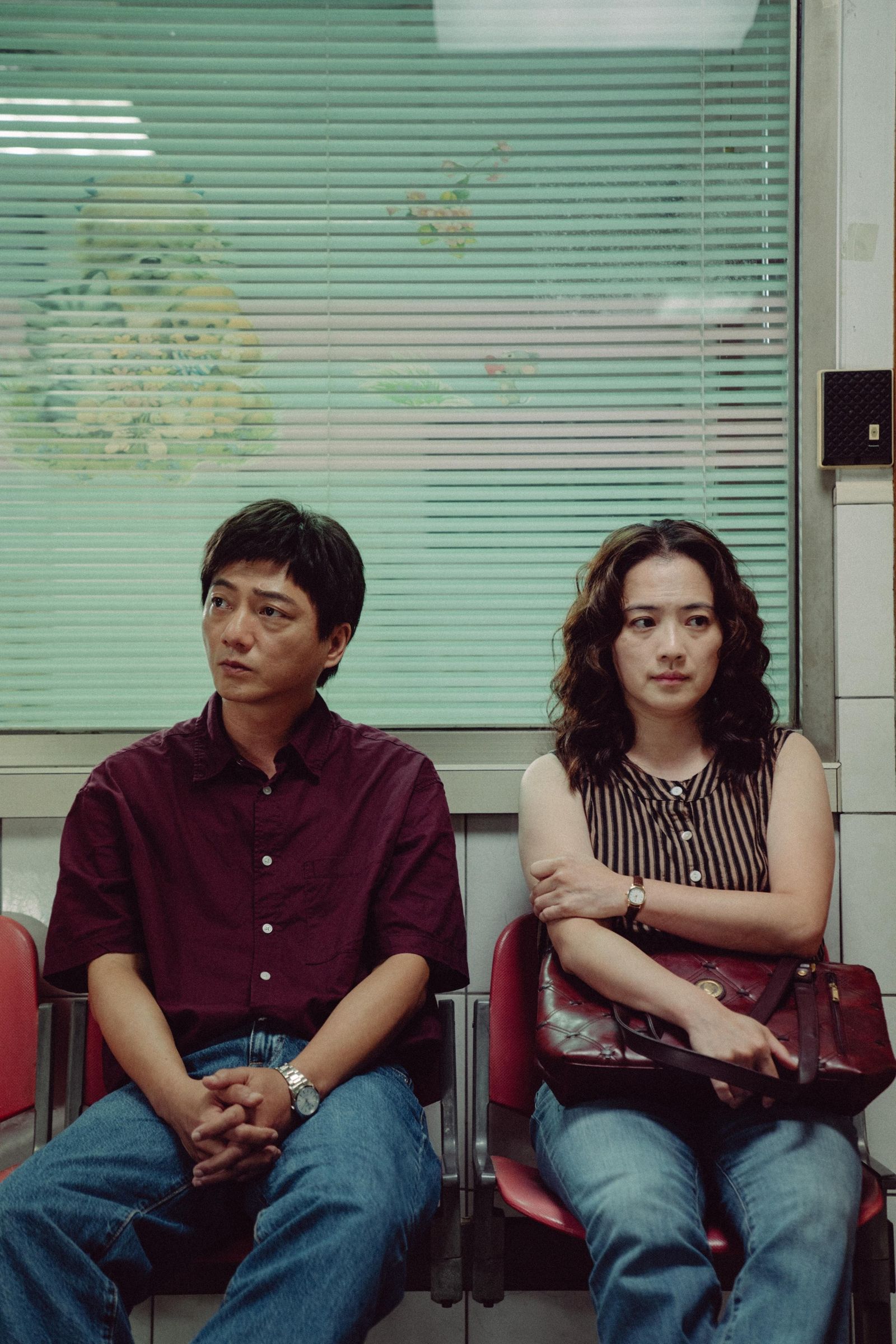 演員藍葦華(左)、高伊玲(右),在《我家的事》中飾演夫妻檔,片中真實的互動模式,是許多家庭縮影。牽猴子提供