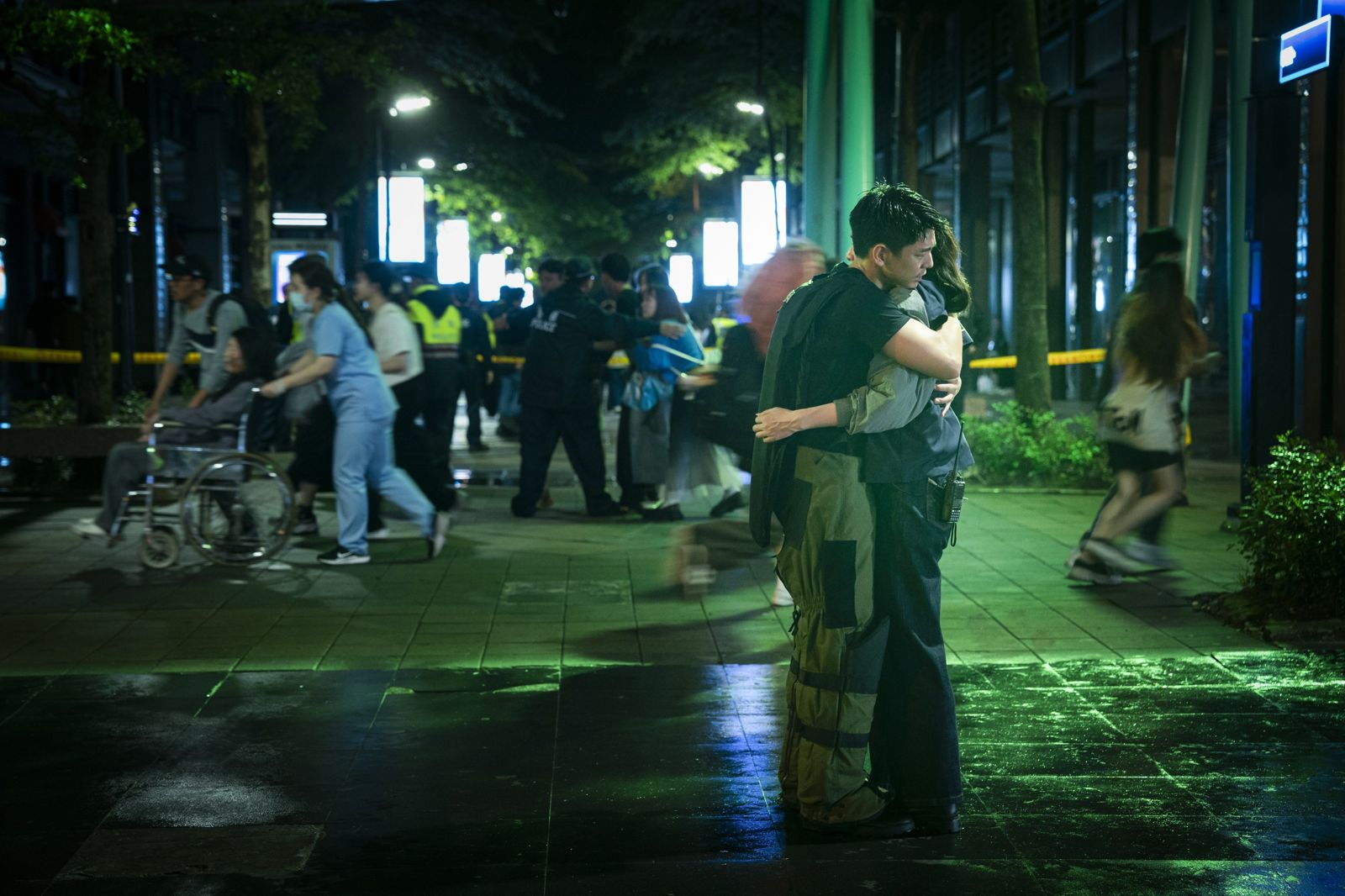 林柏宏與宋芸樺在《96分鐘》中飾演共患難的夫妻,情感流露真摯動人。華影國際提供