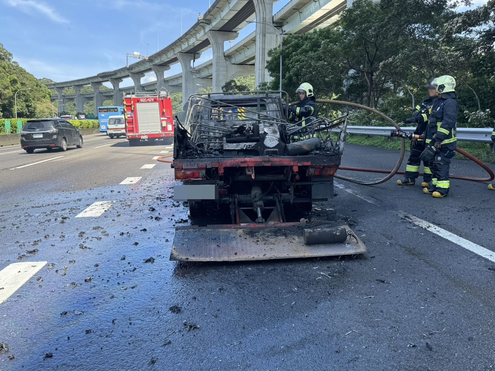 小貨車燒毀剩下骨架。