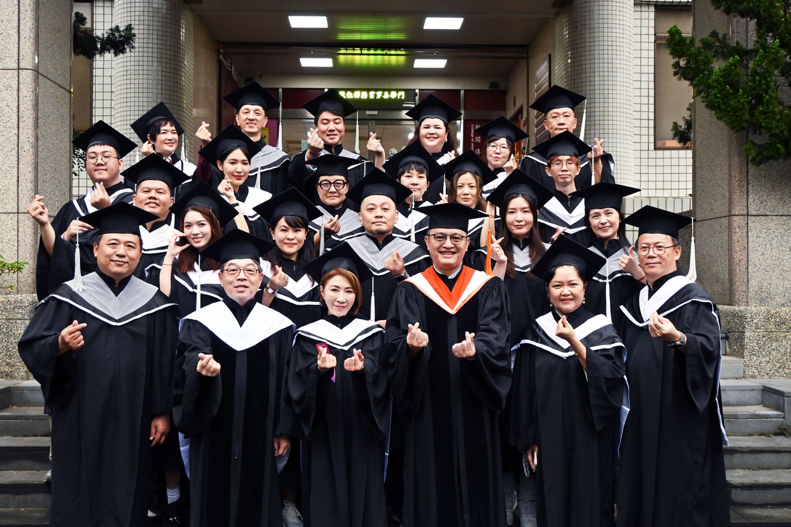 李翊君與碩專班同學合影。世新大學提供