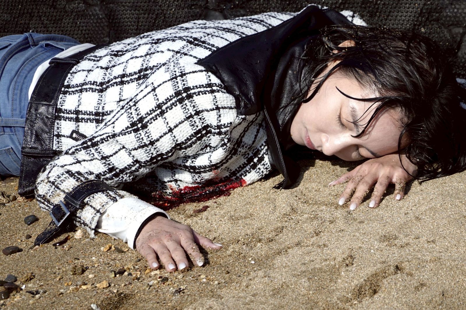 「本土劇娜美」搏命演出！重傷倒臥冰冷沙灘　一對多激烈打鬥：真的沒力了