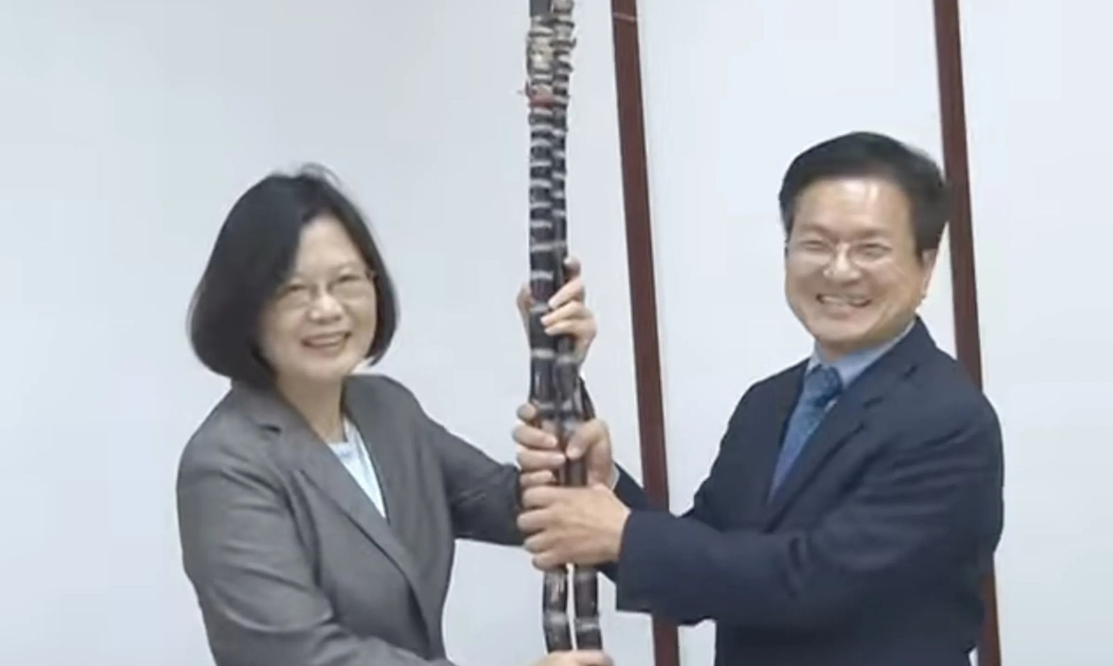 同款甘蔗兩樣情!蔡英文收完「隔年當總統」 蔣萬安一度遺留廟旁遭網酸「會後悔」