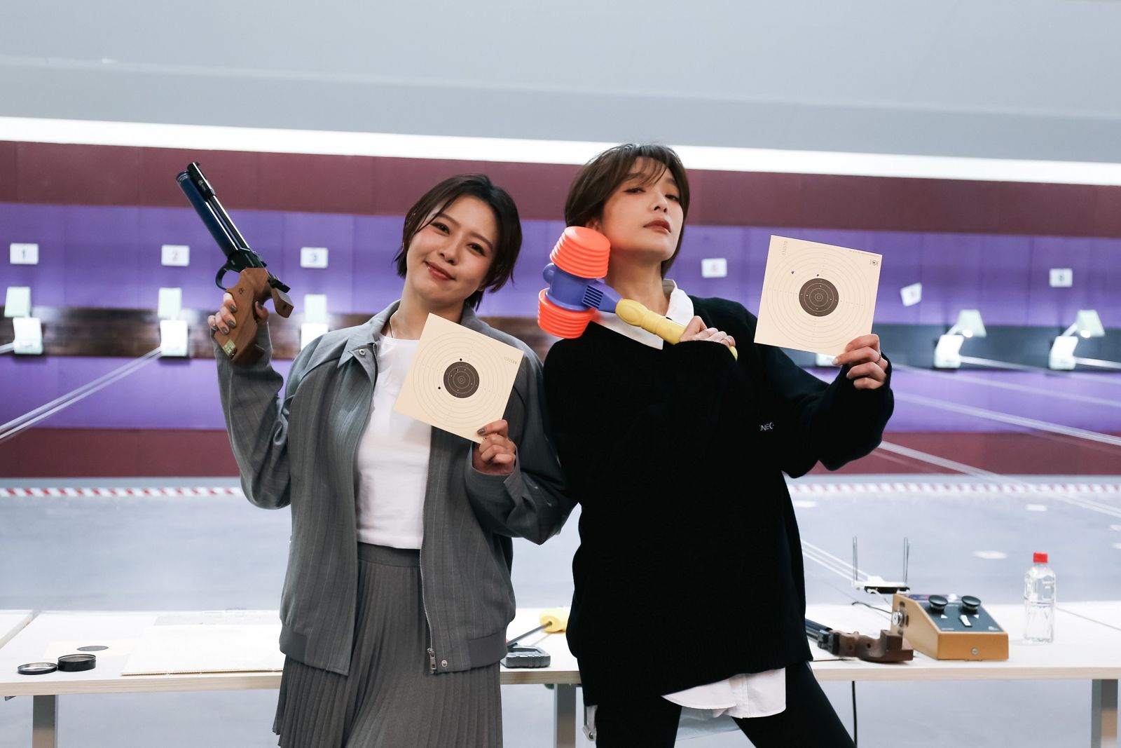 蔡淑臻(右)與劉品言節目中進行了一場空氣槍對決。鏡電視提供