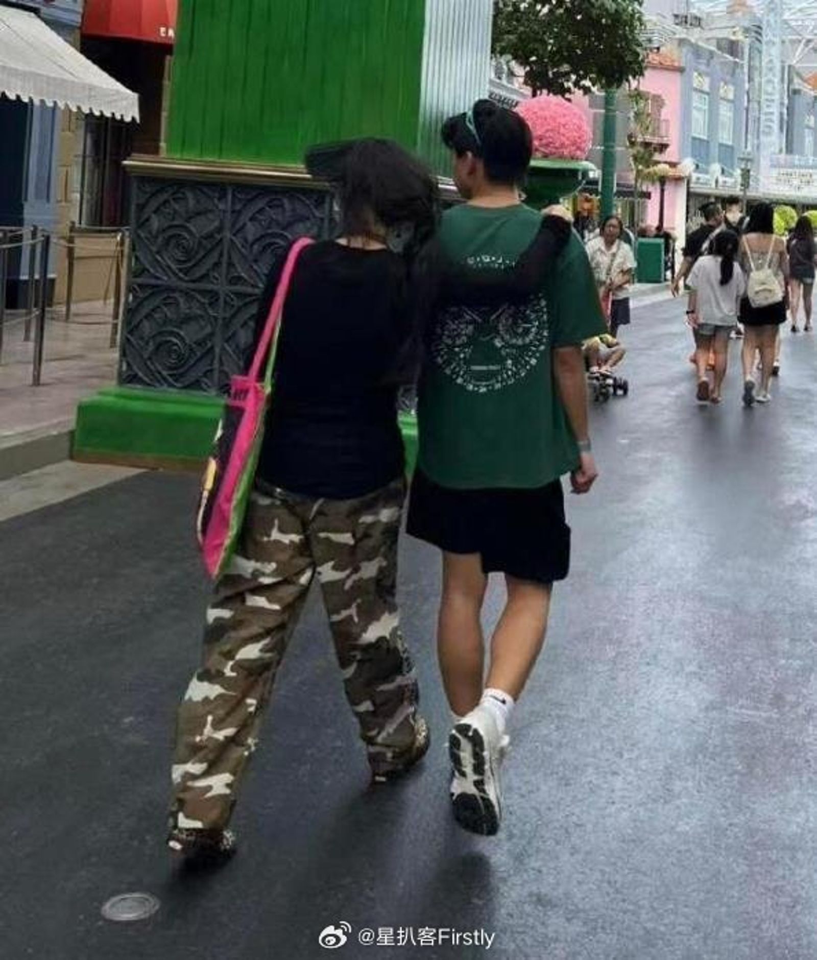 張柏芝與兒子。翻攝星扒客Firstly微博