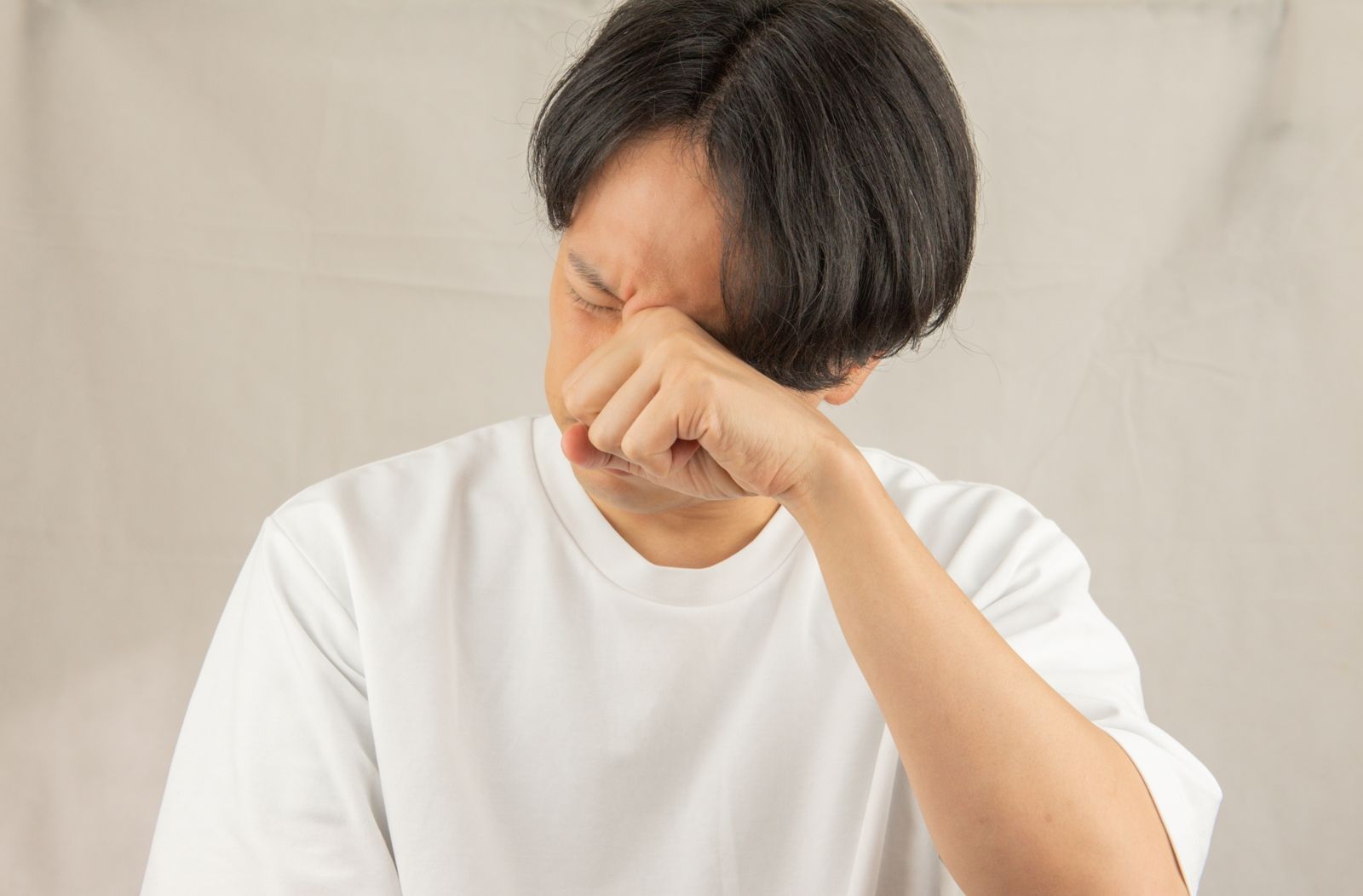 眼睛癢別再狂揉！醫曝「黃金自救法」　癢又乾小心不是過敏　5大警訊快審視