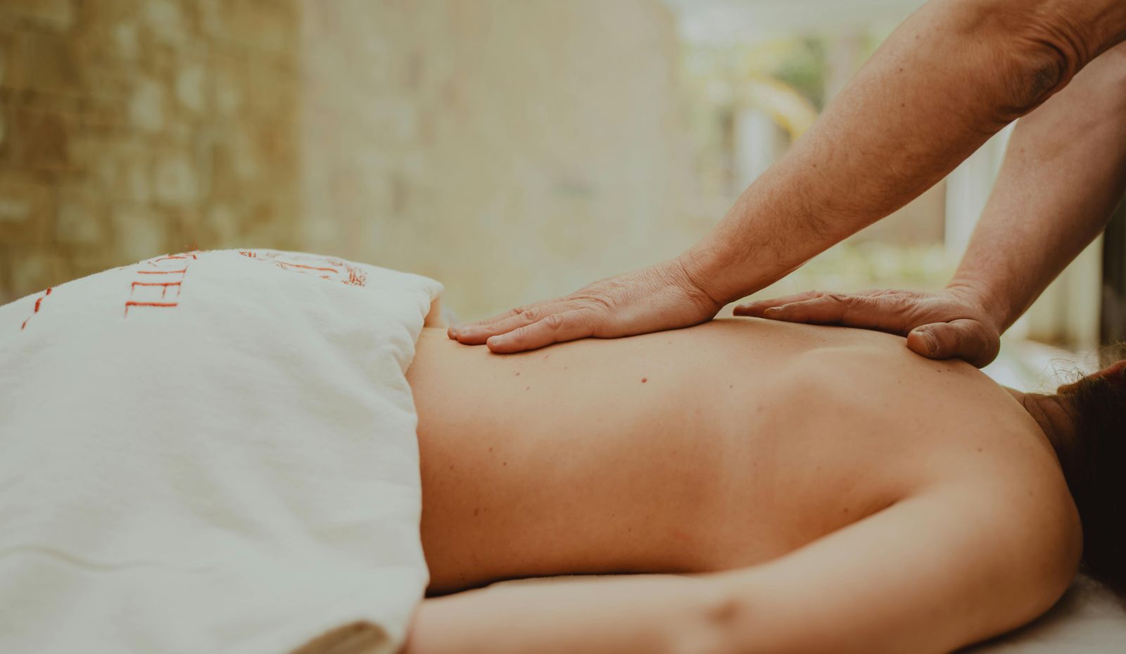 花上萬按摩！她乳房腫塊竟「被揉成癌症擴散」末期　醫示警：把癌細胞擠出去