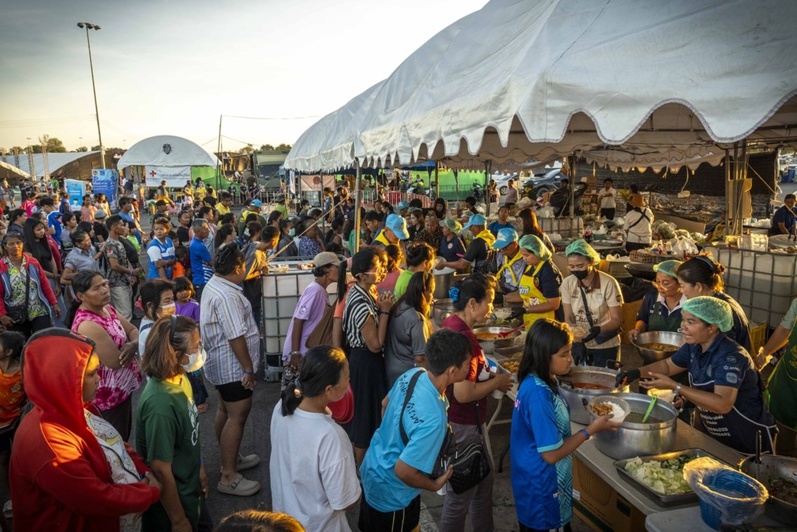 12月15日，泰國武裡南府，泰柬邊境衝突持續，流離失所的泰國民眾在疏散中心排隊領取食物。圖／東方IC