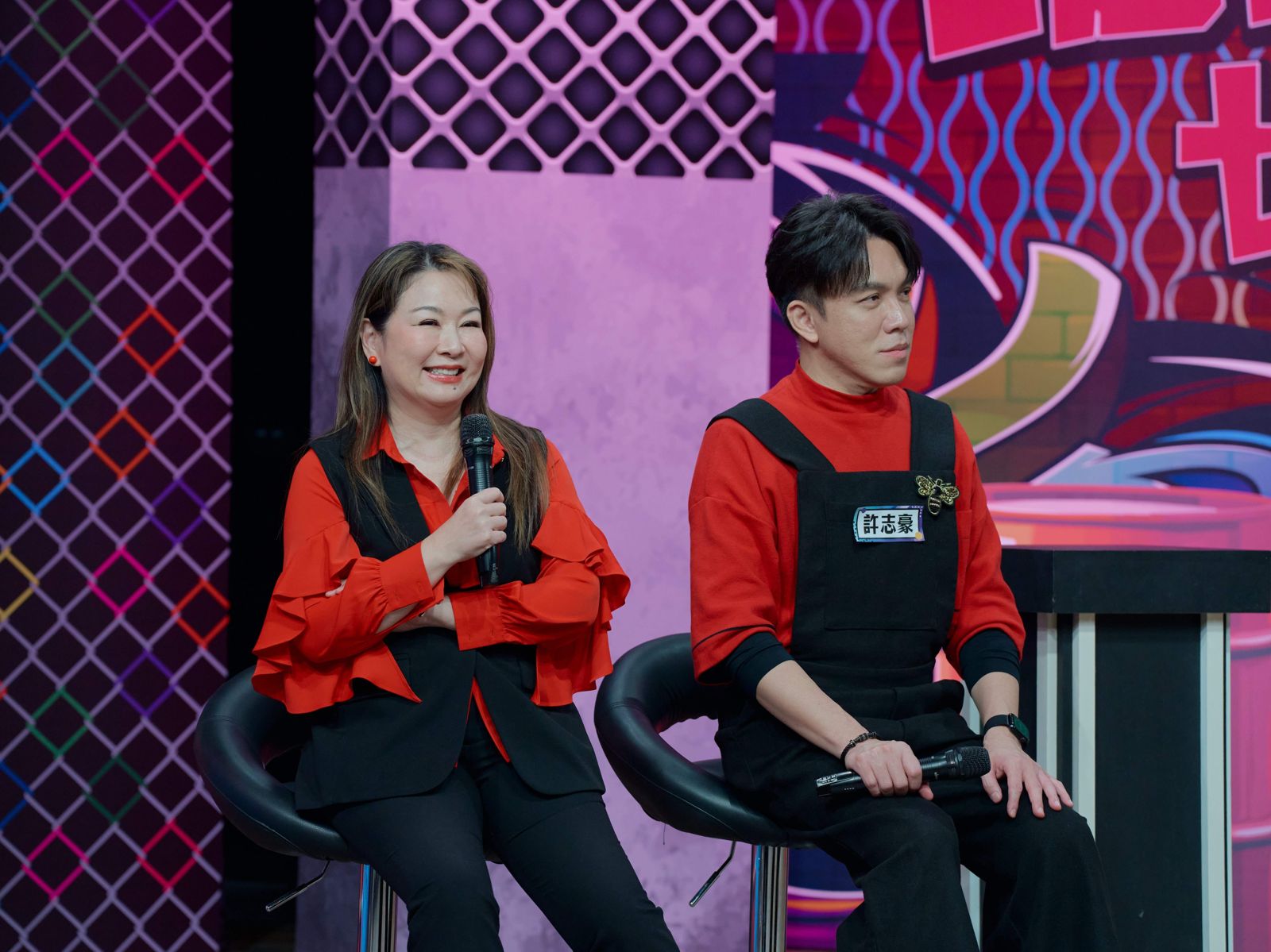 張秀卿許志豪超默契「情侶裝」主持《Talk Talk秀台語-全民練喙花》。公視台語台提供