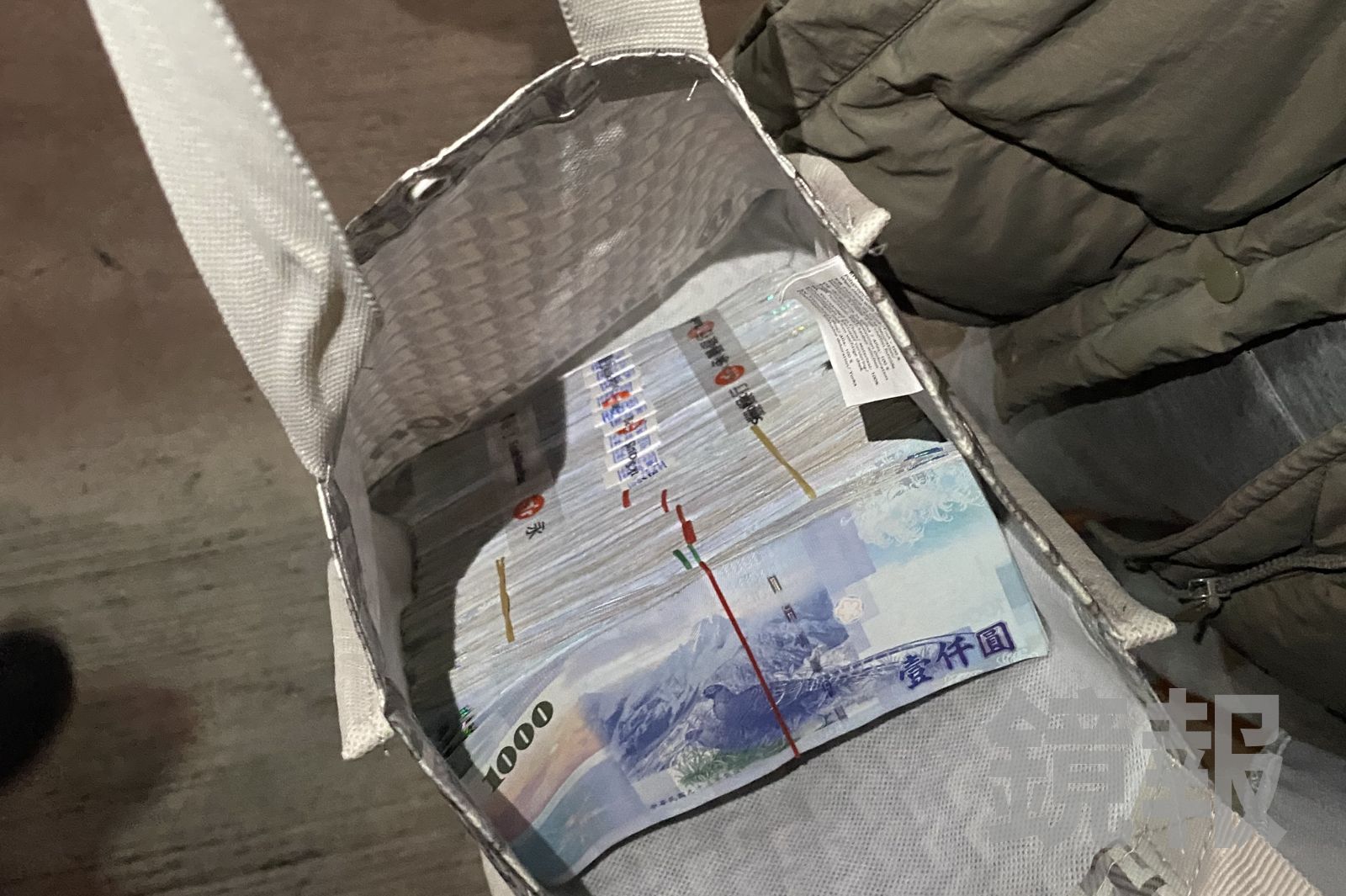 團購男倒垃圾接電話分心　150萬現鈔放路邊被撿走險「原地破產」