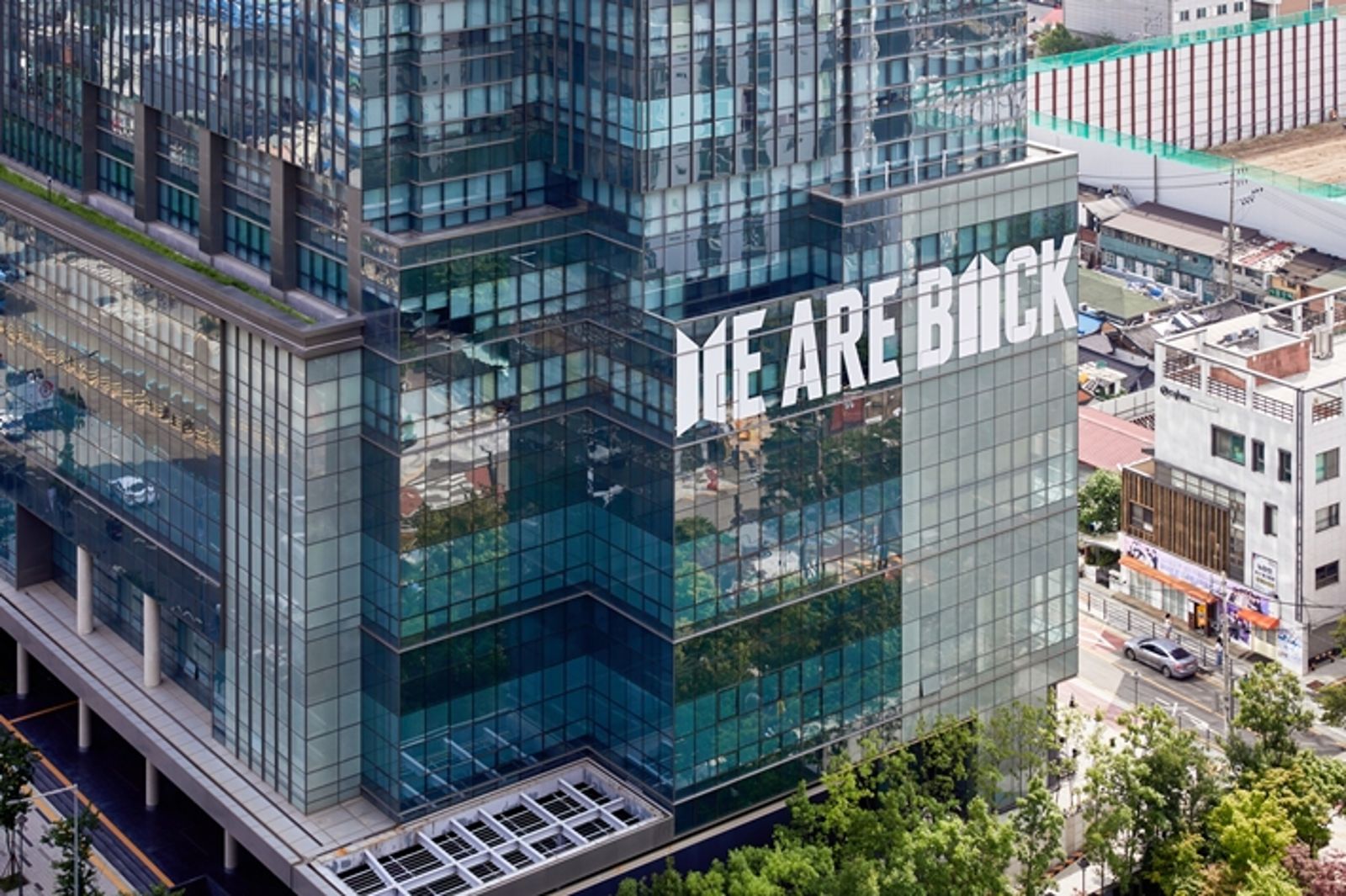 BTS公司總部大樓張貼WE ARE BACK。翻攝BIGHIT MUSIC