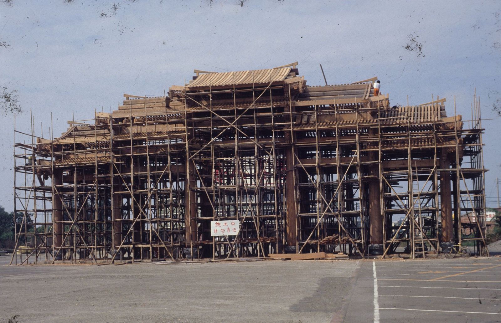 南鯤鯓代天府的木牌樓為王錦木於1970年開始構思設計，1982年動工興建。圖／翻攝自國家文化記憶庫2.0