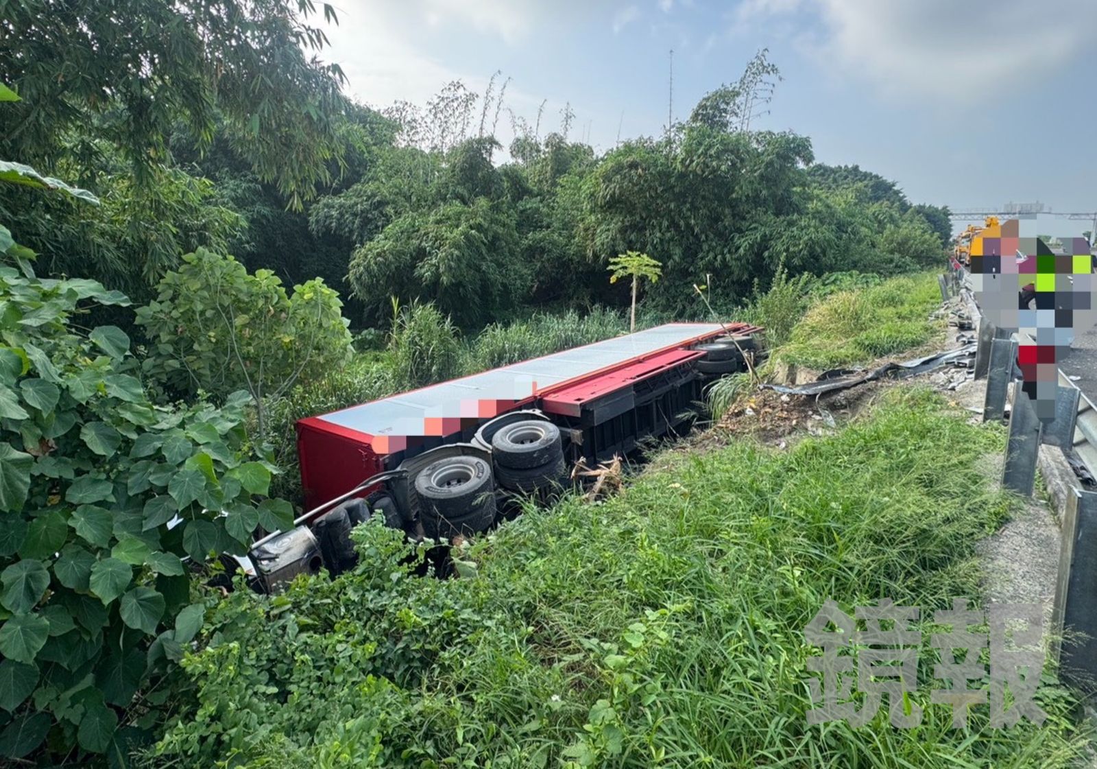 國1北上241.7K事故!半聯結車爆胎失控 撞爛護欄翻下邊坡駕駛奇蹟無傷