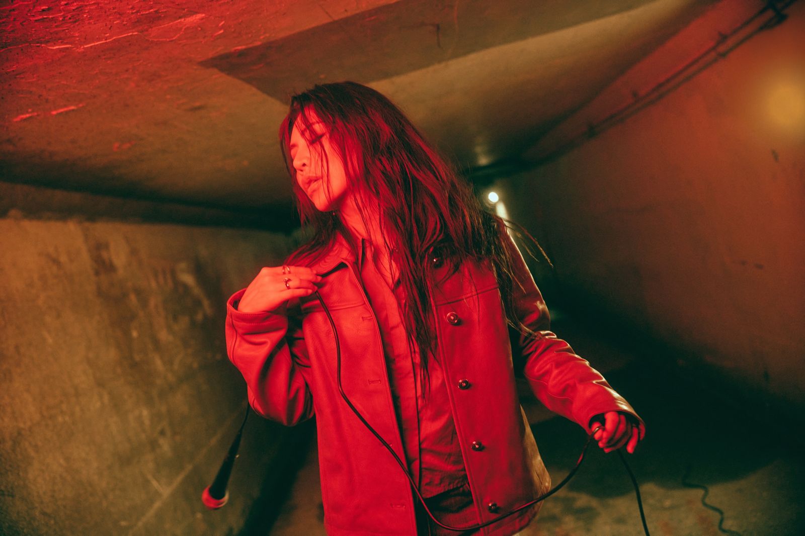 艾怡良暗渠來回走30遍　遭「不速之客」攻擊嚇喊不敢了