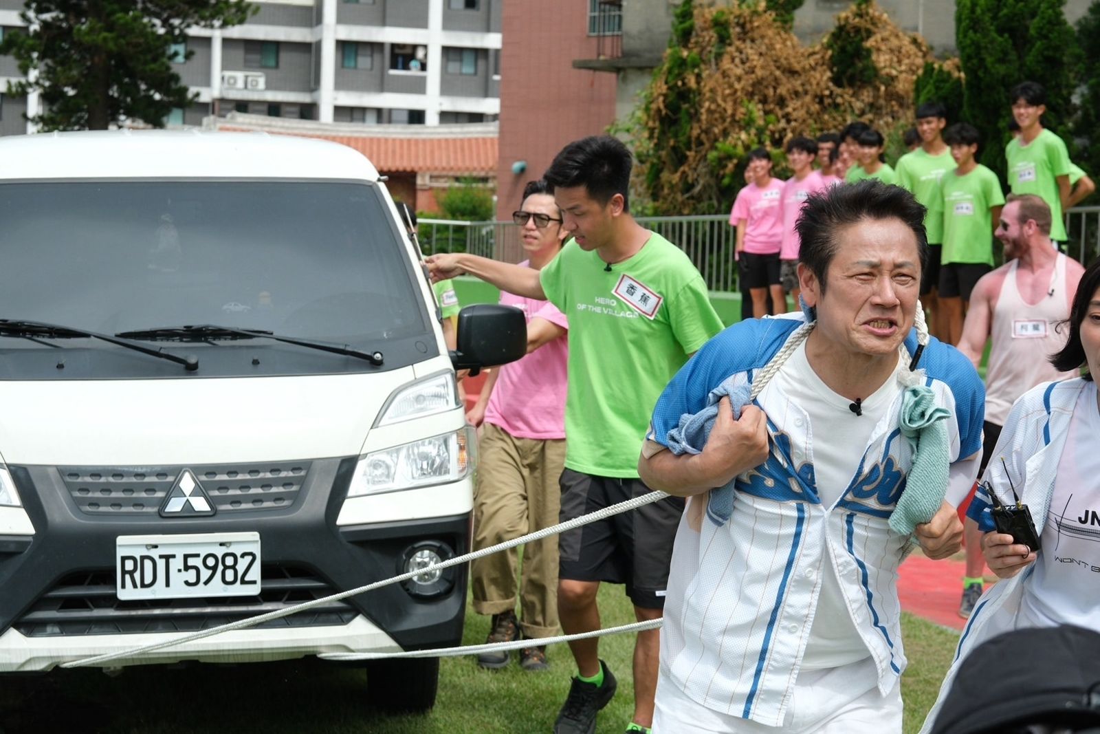 徐乃麟力扛箱型車，自曝當兵「被巴頭」慘痛經歷，認為應盡國民義務。東森提供