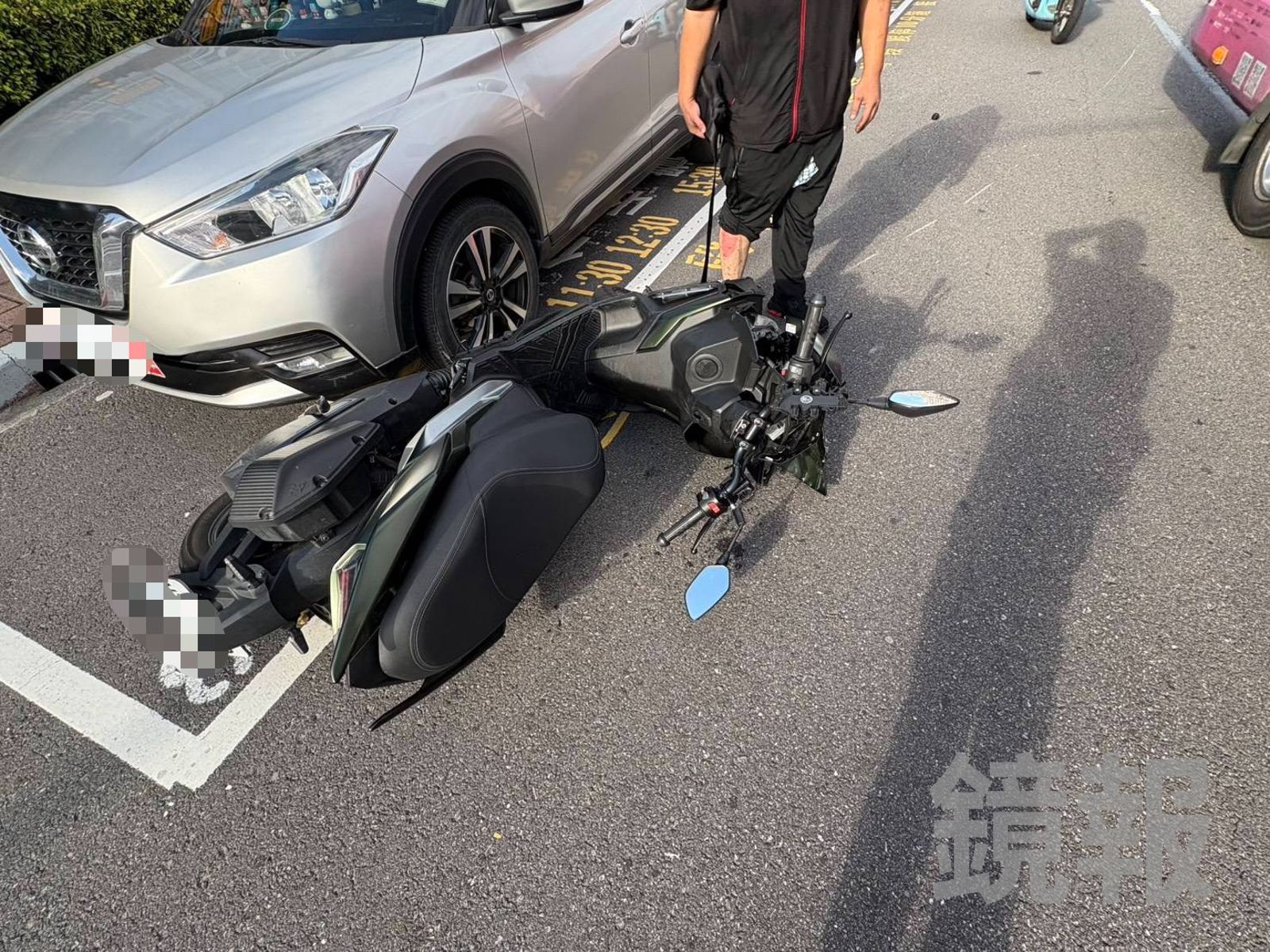 男機車倒地後往前滑行約5公尺。翻攝畫面