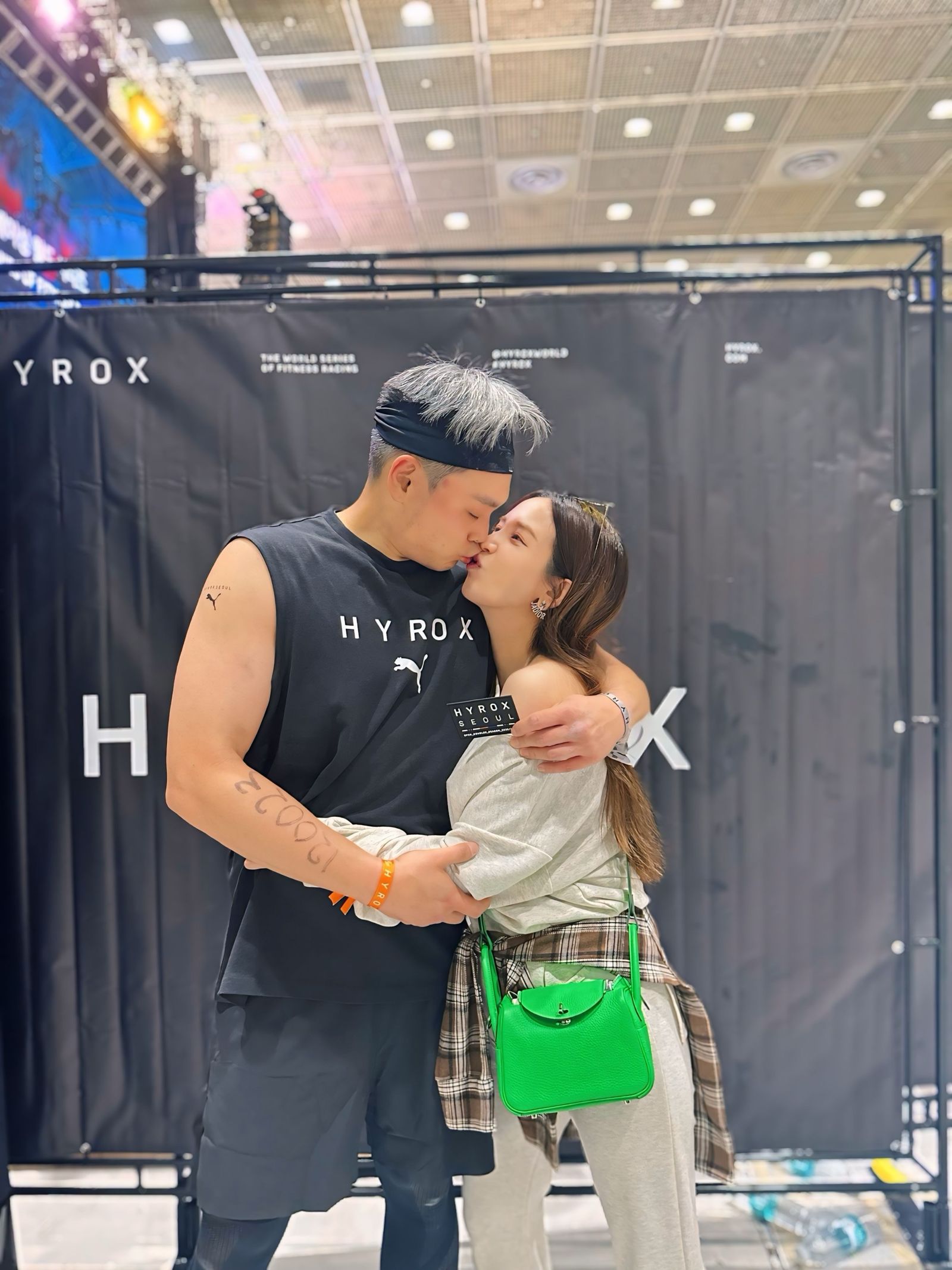 老公要去參加運動賽事，愛雅才決定愛相隨去當最佳啦啦隊。愛雅辣呦提供