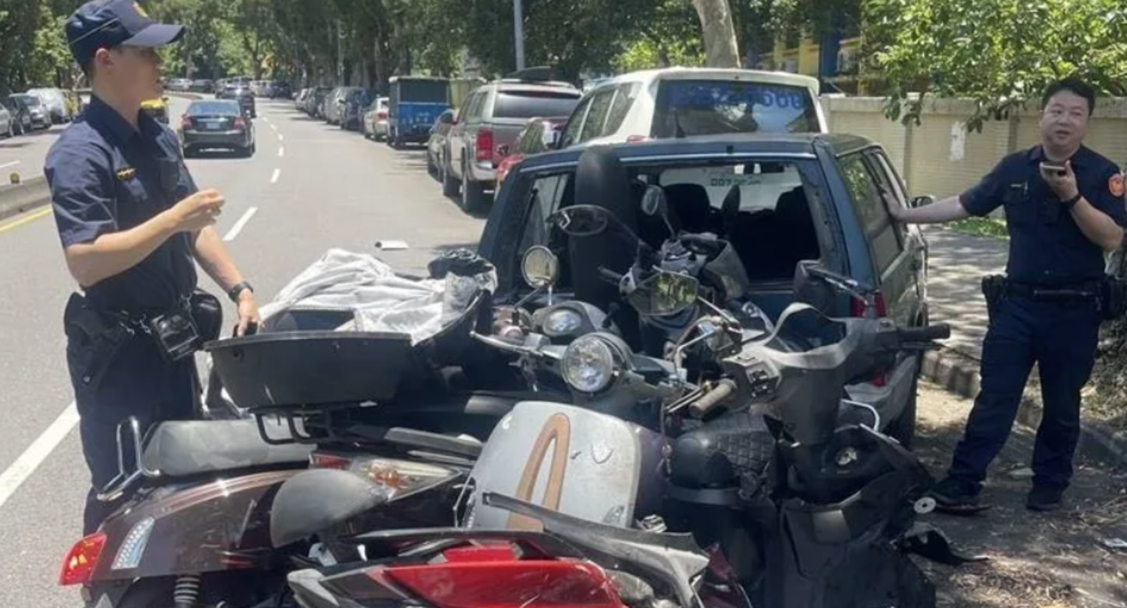 北市士林汽車失控暴衝！狠撞8汽機車　2人受傷送醫