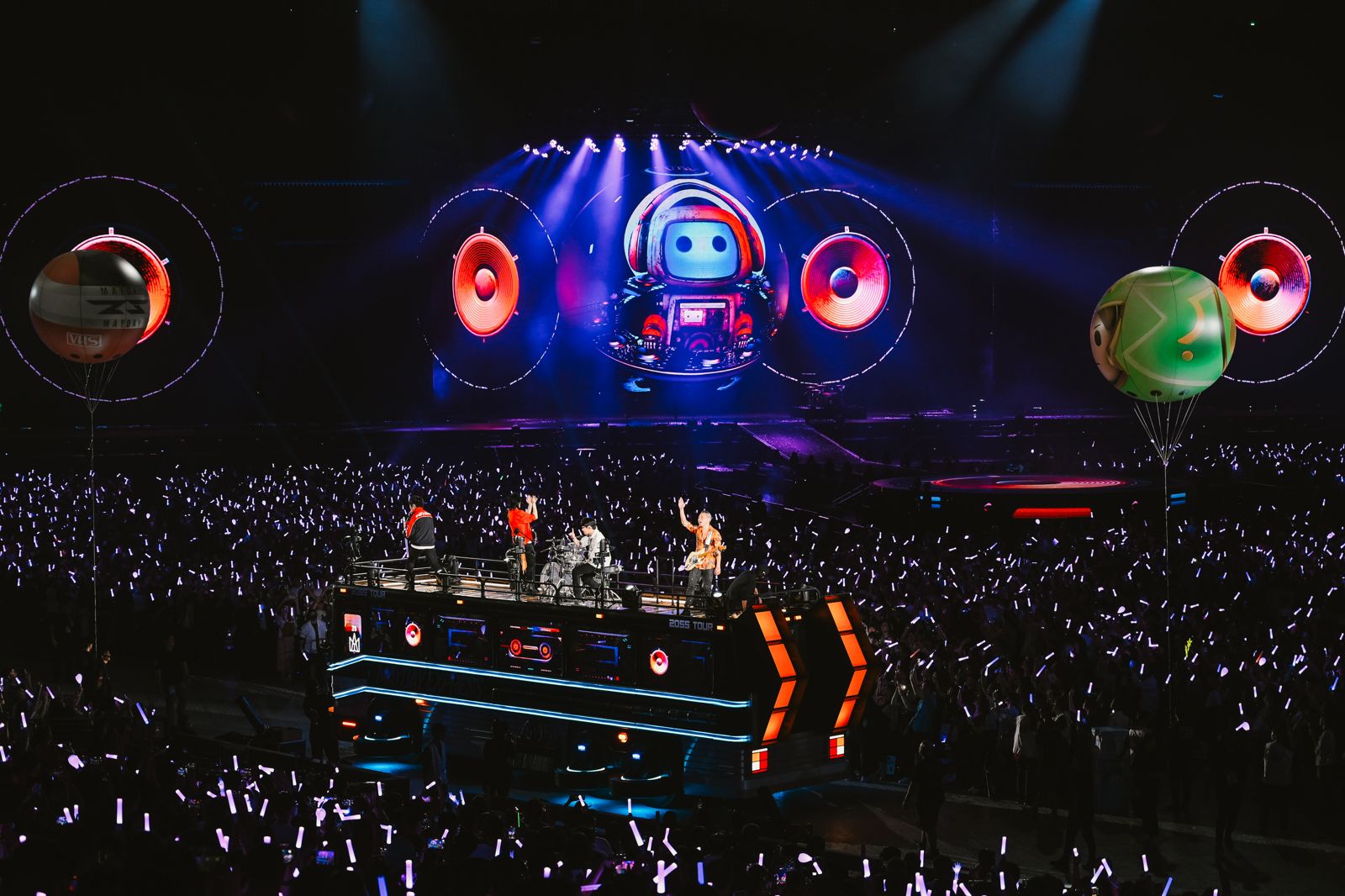 五月天5525+1場有飛天巴士象徵回到未來。相信音樂提供