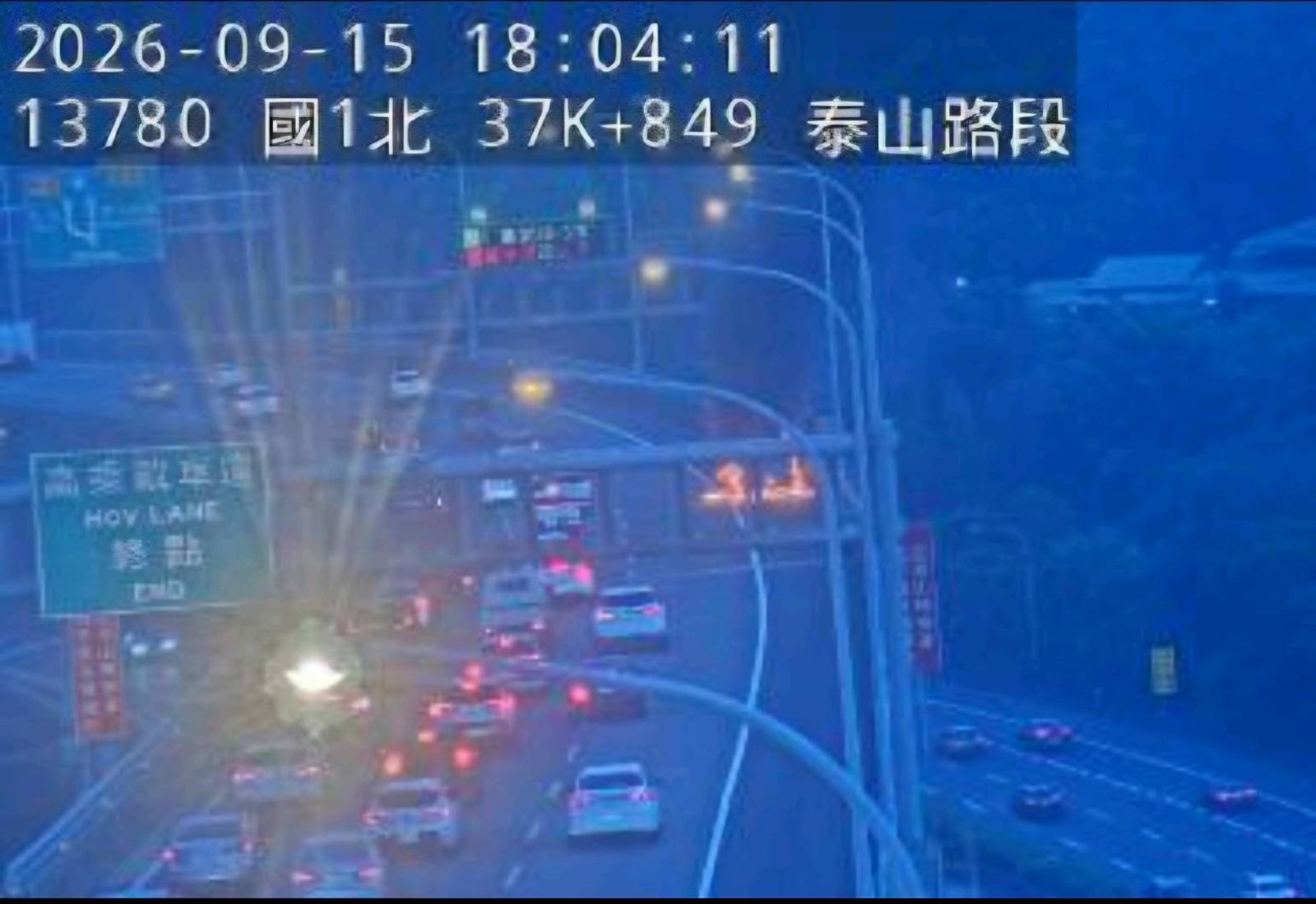從道路監視器可看見車輛變成火球。圖/翻攝畫面