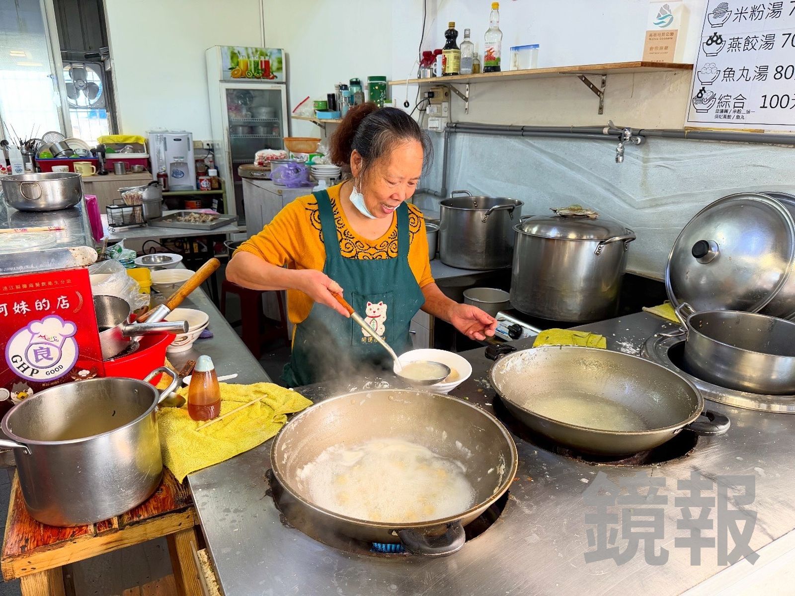 老闆林秀英小時候就得踩著板凳在爐灶上幫忙做鼎邊糊。