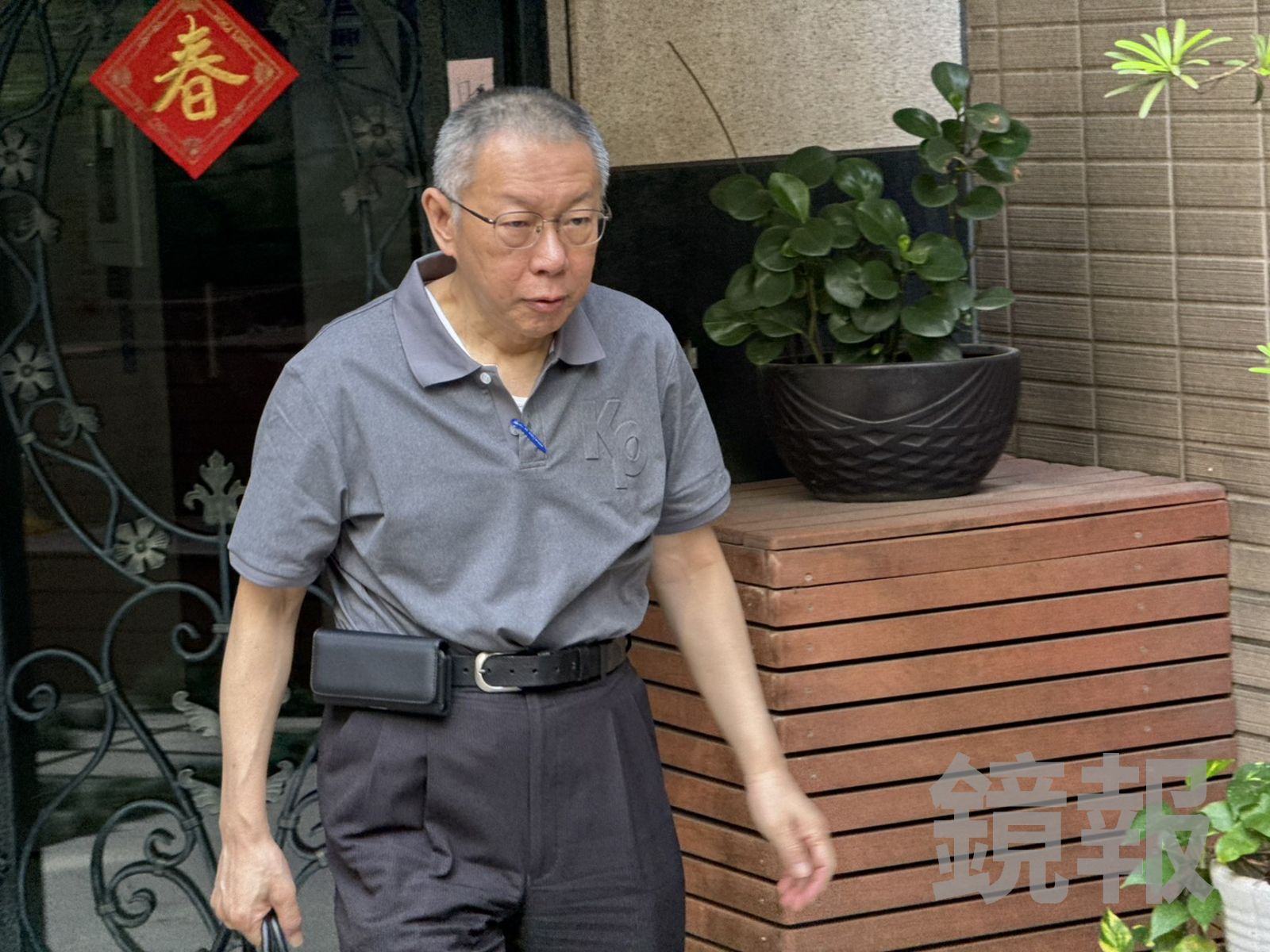 柯文哲穿著灰色的「KP」Polo衫，並搭配招牌的高腰褲穿搭現身。（圖／李奇叡攝）