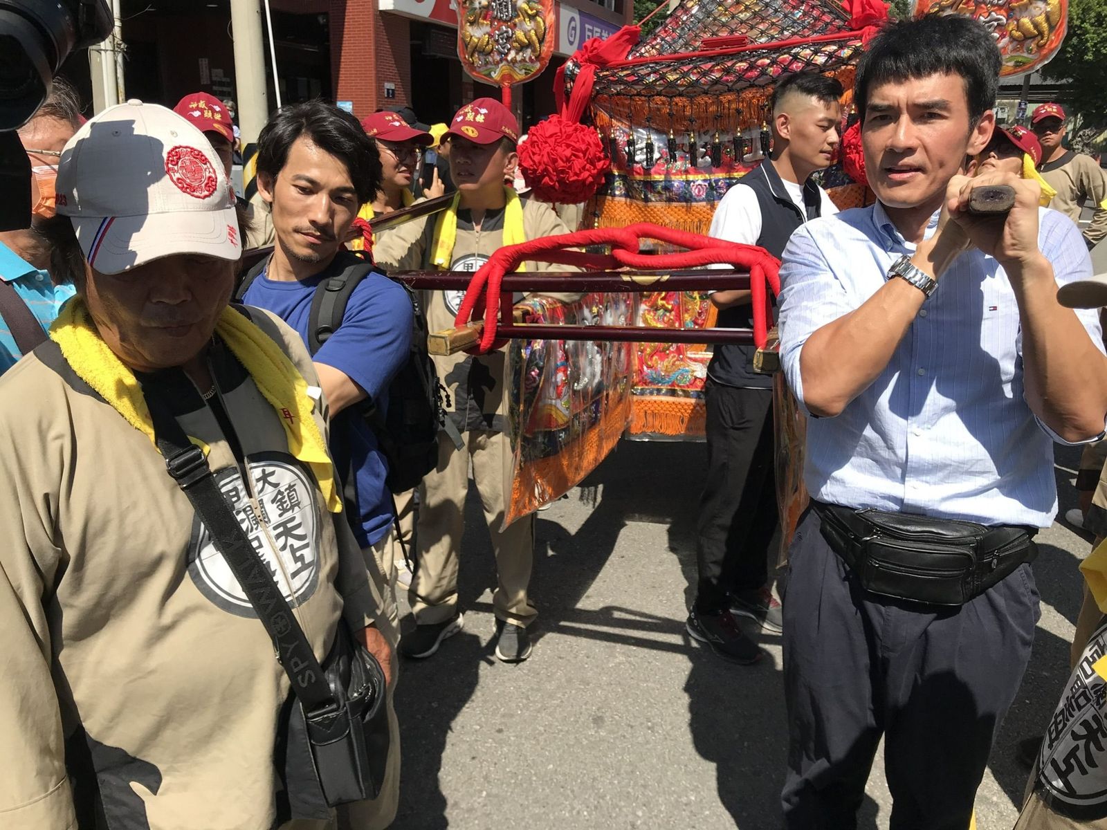 連炳發、楊一展大甲媽轎底「神助攻」奪金鐘　粉絲集資購廣告迎越南之光
