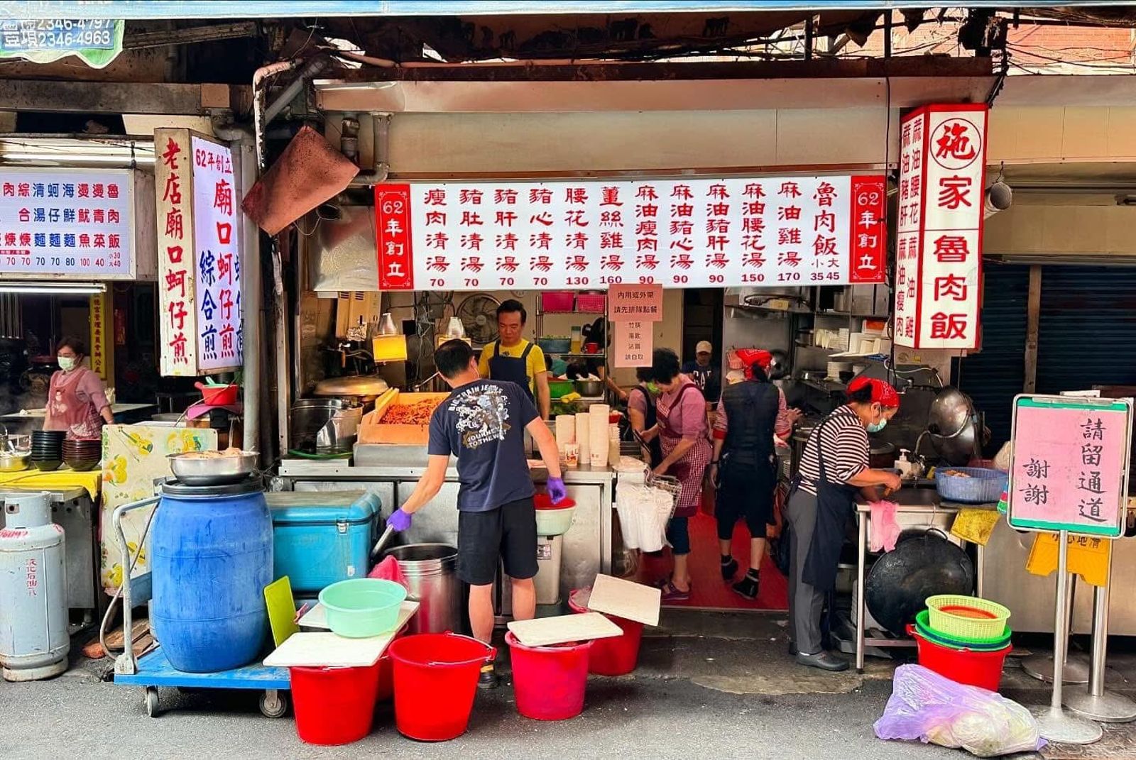 山下智久造訪的施家麻油腰花,除了「麻油腰花湯」是招牌,「滷肉飯」也是必點美食。資料照/梁孝傑攝