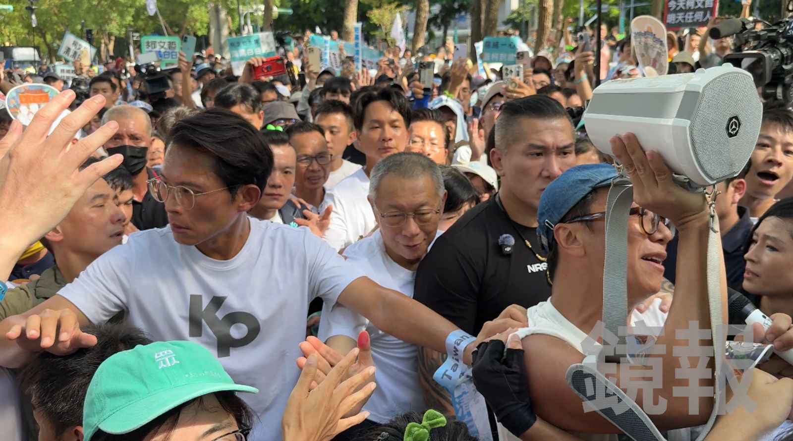 柯P出來了/柯文哲大離場聲勢浩蕩「絕不投降絕不屈服」 小草夾道簇擁200公尺走20分鐘