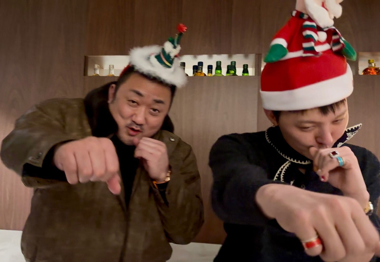 GD（右）學著馬東石做出打拳動作。翻攝IG@donlee