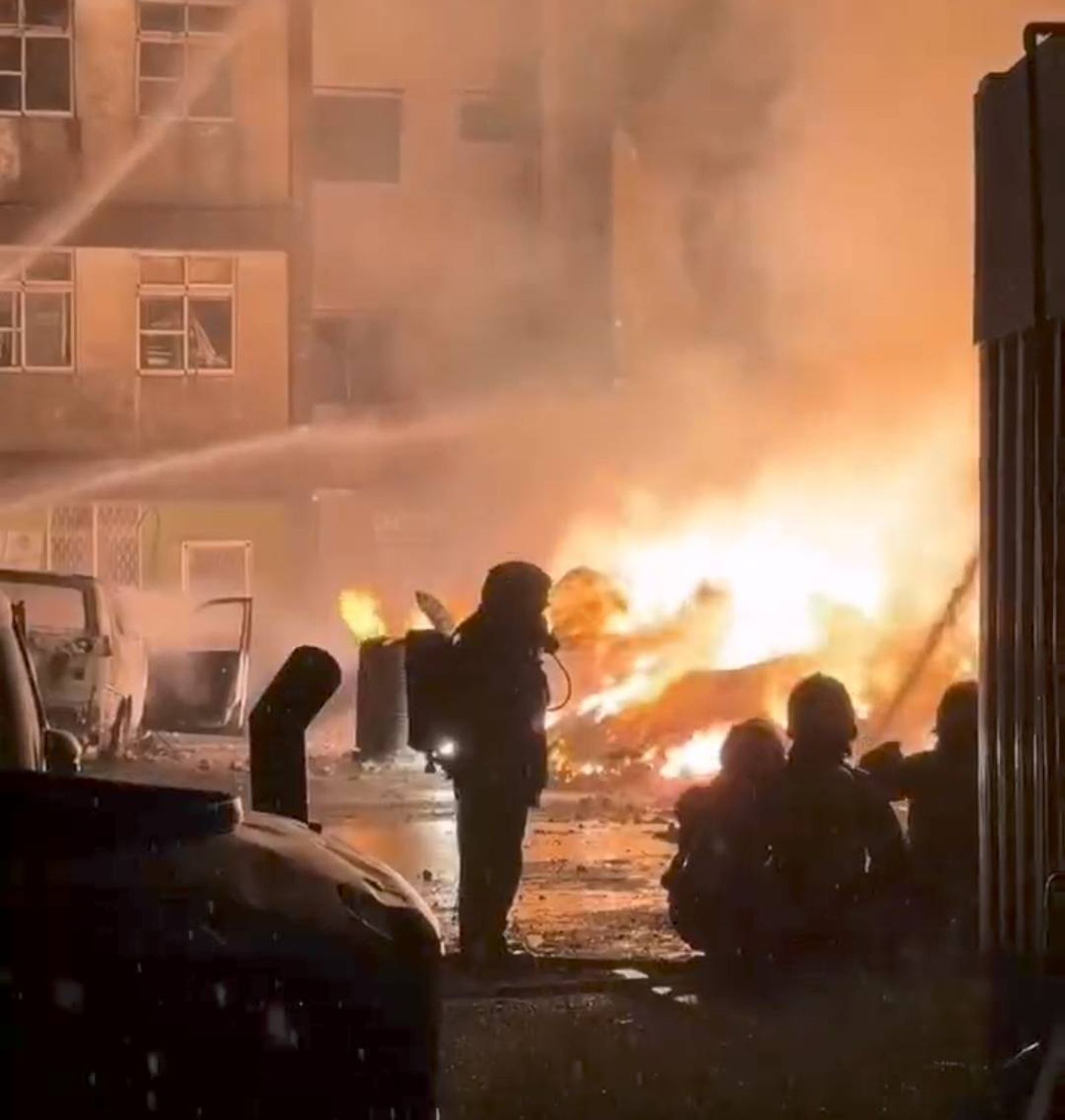 台南大爆炸「震撼方圓1公里」畫面曝光!11戶民宅鐵門歪玻璃碎、19車燒毀